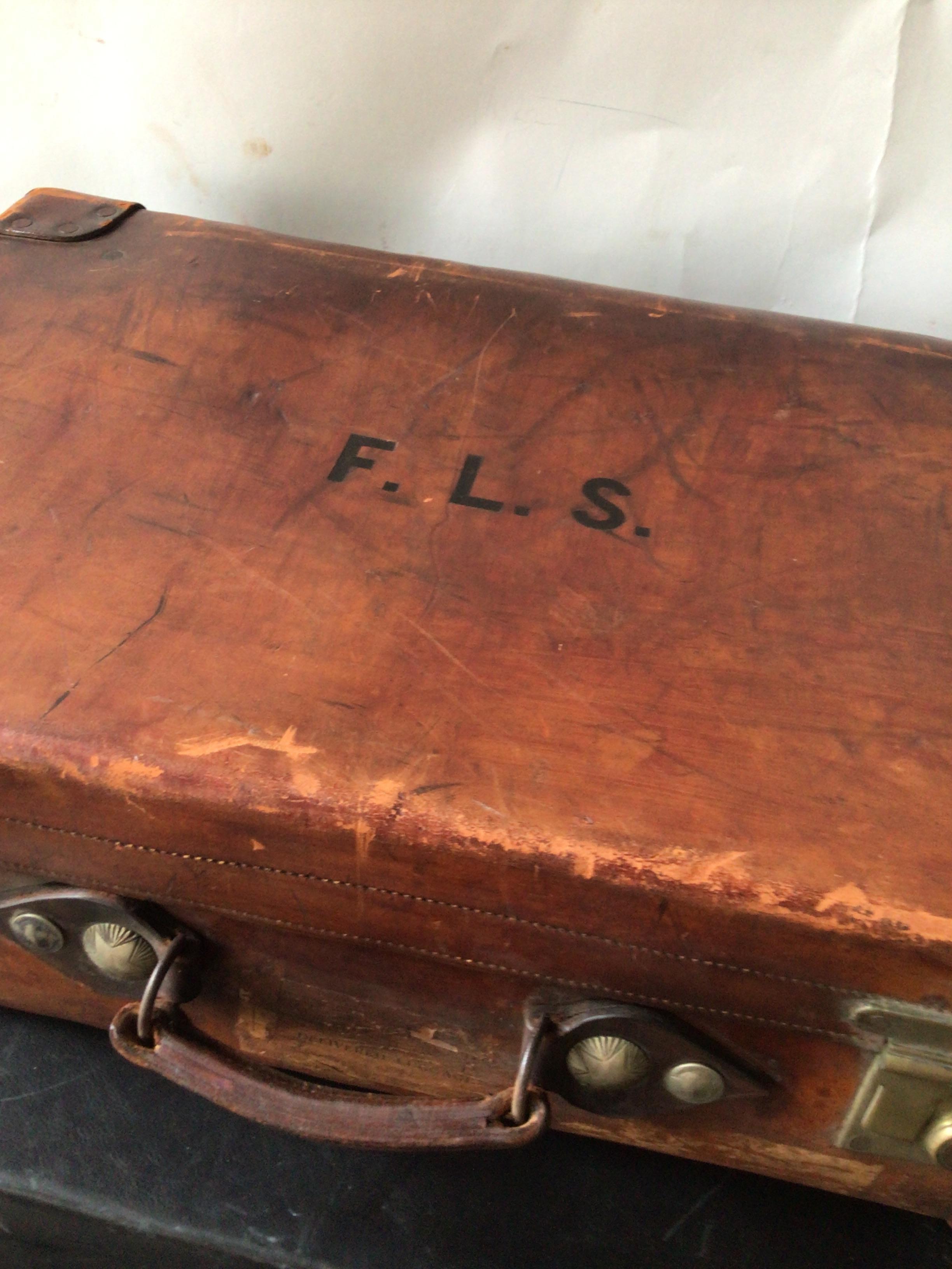 1910 Leather Suitcase In Good Condition For Sale In Tarrytown, NY