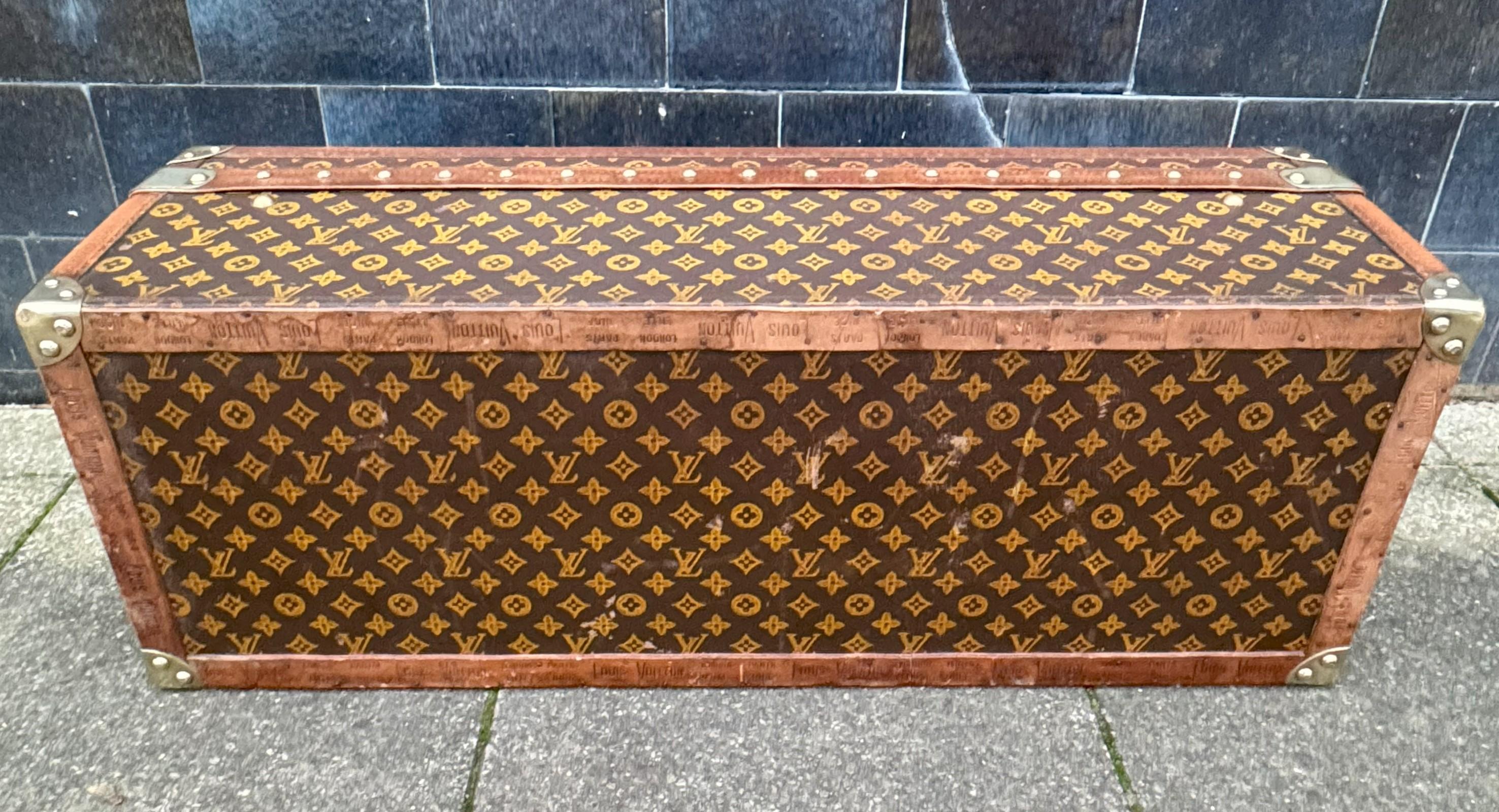 1910 Louis Vuitton Britannica encyclopaedia Trunk In Good Condition For Sale In Daventry, GB
