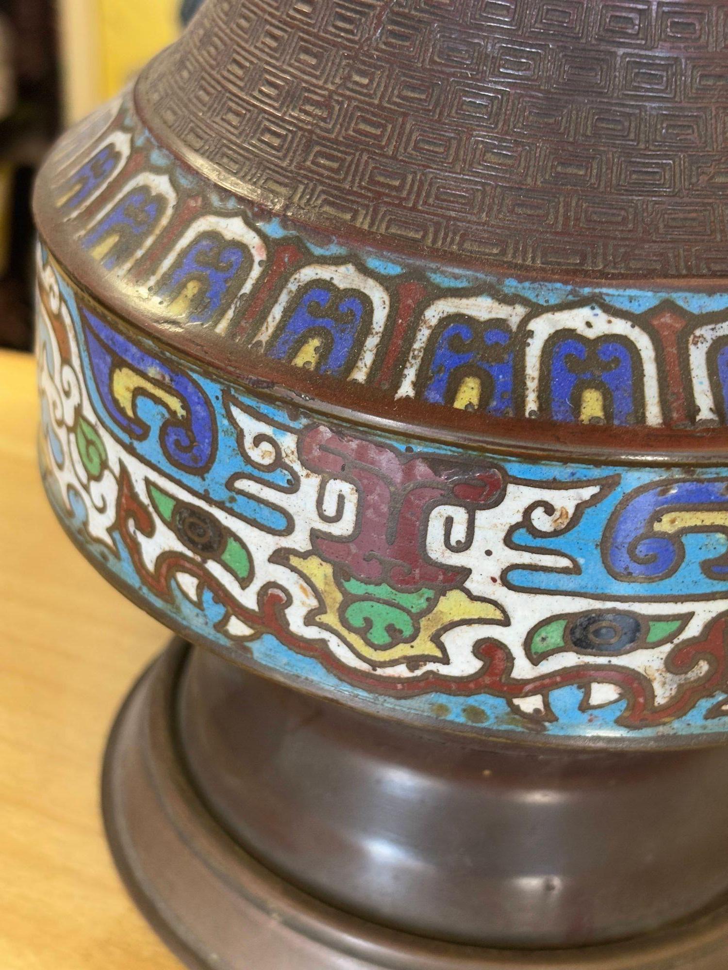 1910 Lampe japonaise cloisonnée de la période Meiji avec abat-jour en fer forgé et émail en vente 8