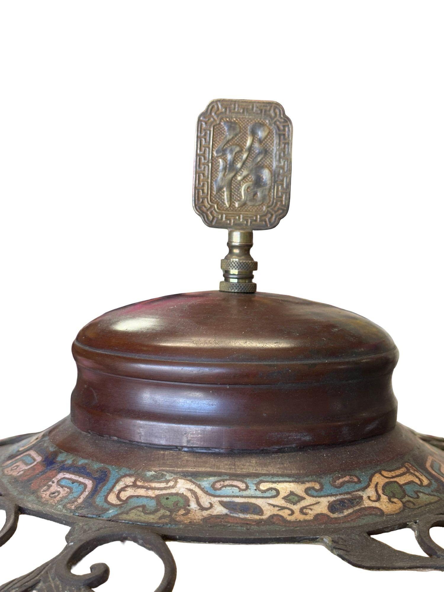 1910 Lampe japonaise cloisonnée de la période Meiji avec abat-jour en fer forgé et émail en vente 9