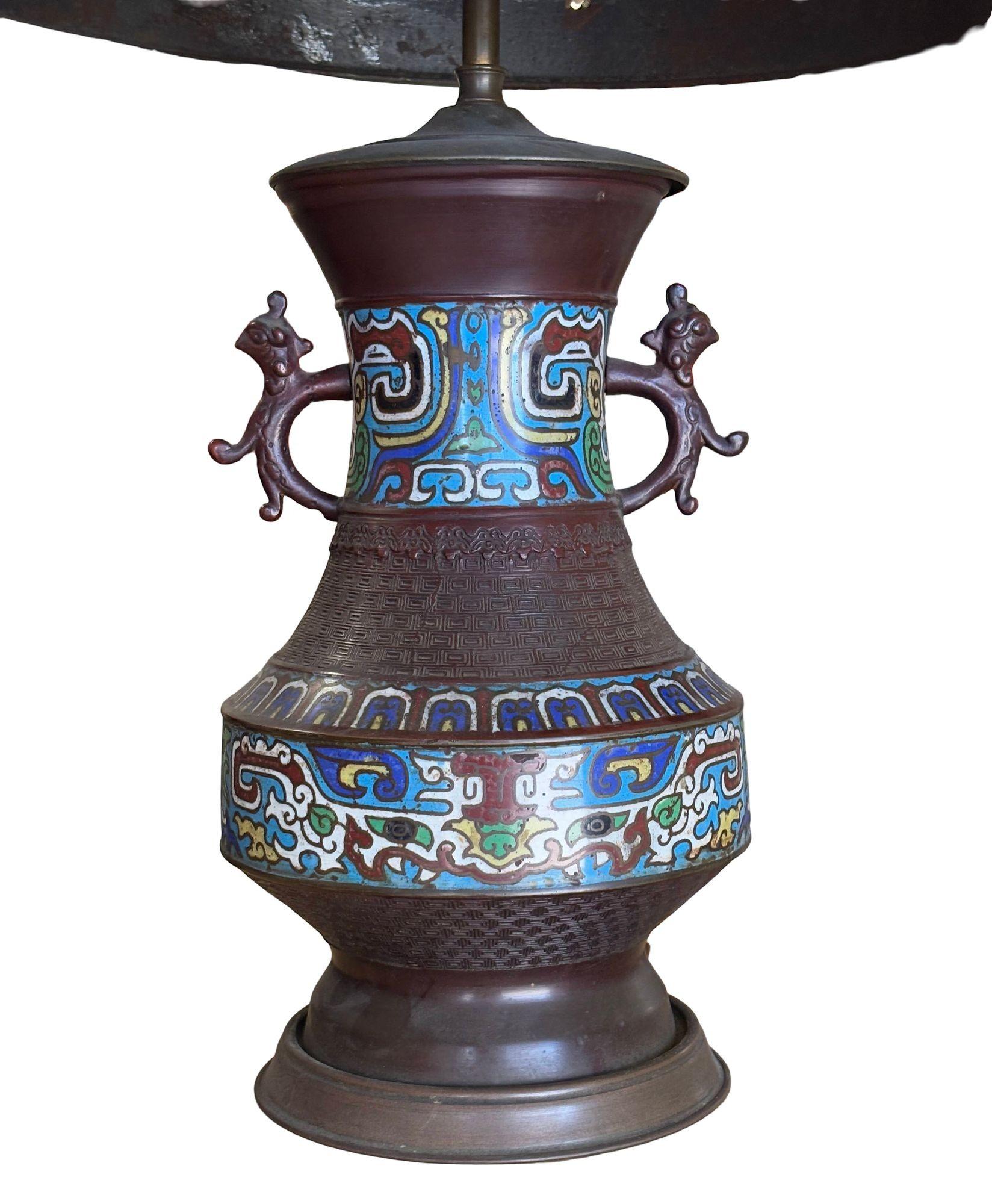1910 Lampe japonaise cloisonnée de la période Meiji avec abat-jour en fer forgé et émail Excellent état - En vente à Van Nuys, CA