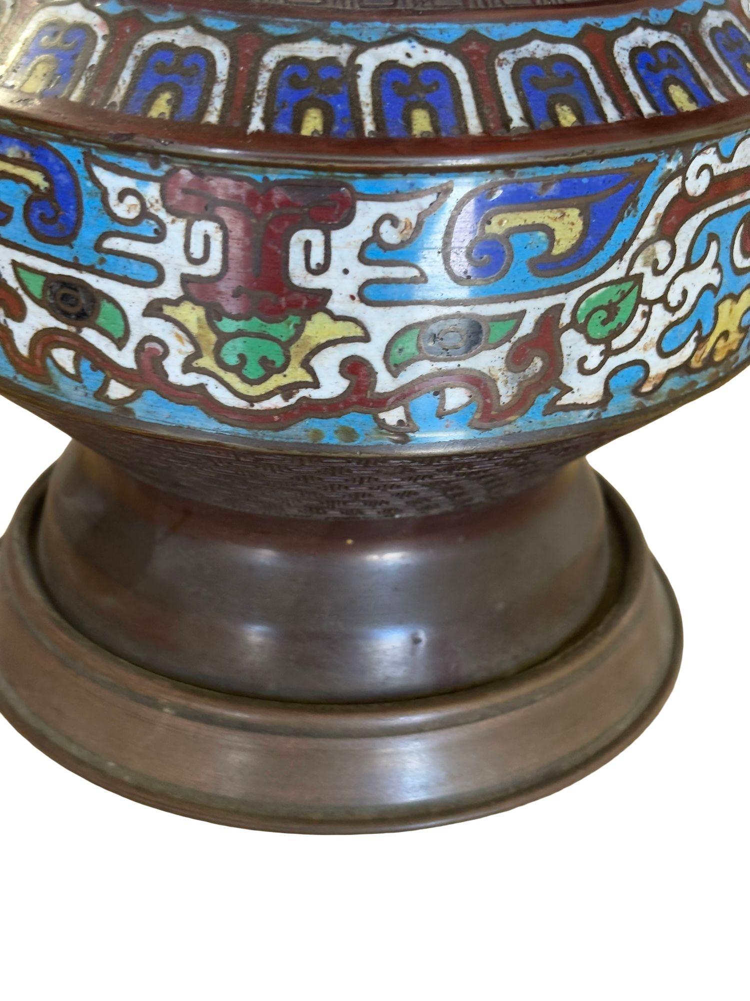Début du 20ème siècle 1910 Lampe japonaise cloisonnée de la période Meiji avec abat-jour en fer forgé et émail en vente