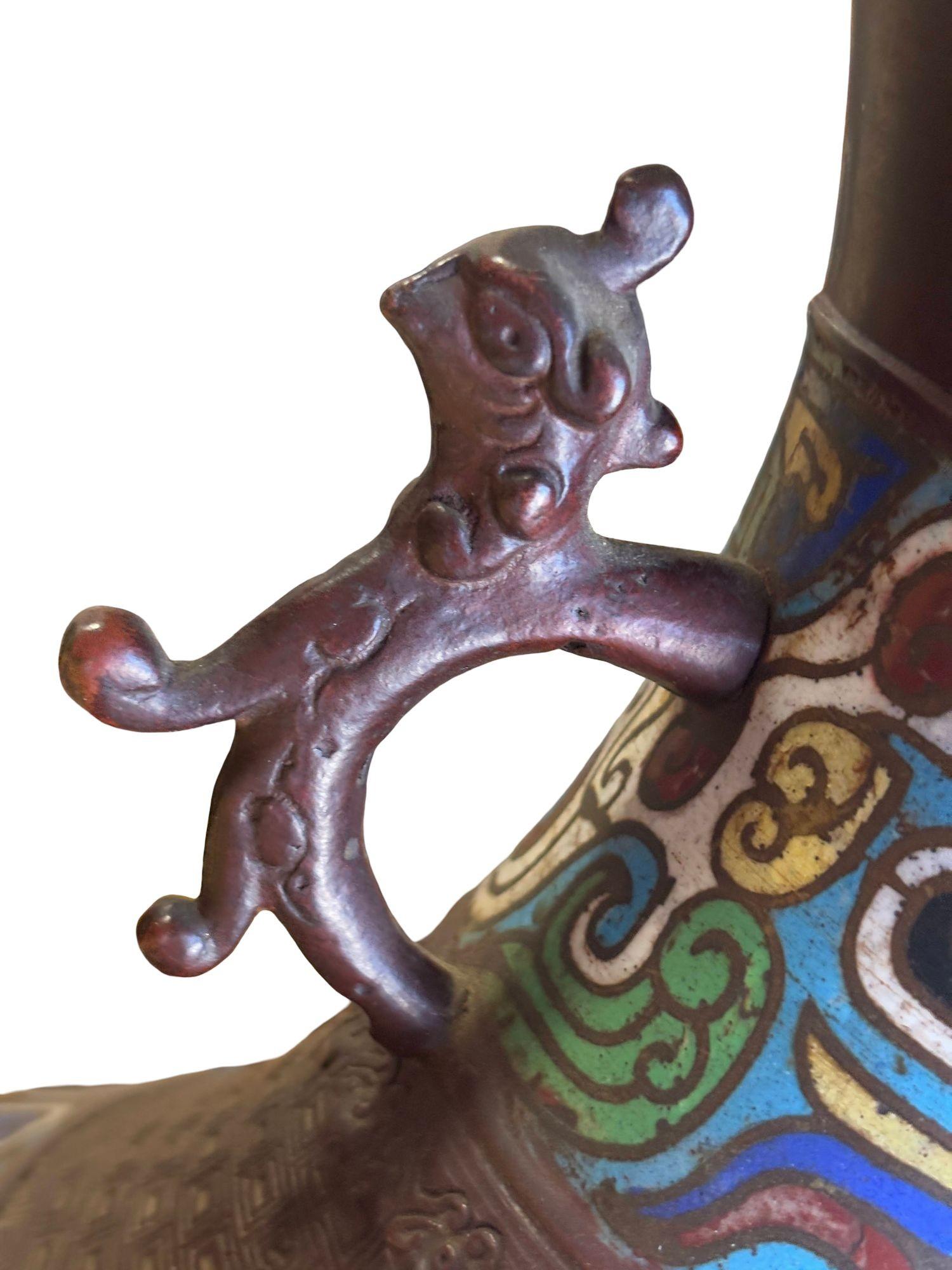 Bronze 1910 Lampe japonaise cloisonnée de la période Meiji avec abat-jour en fer forgé et émail en vente