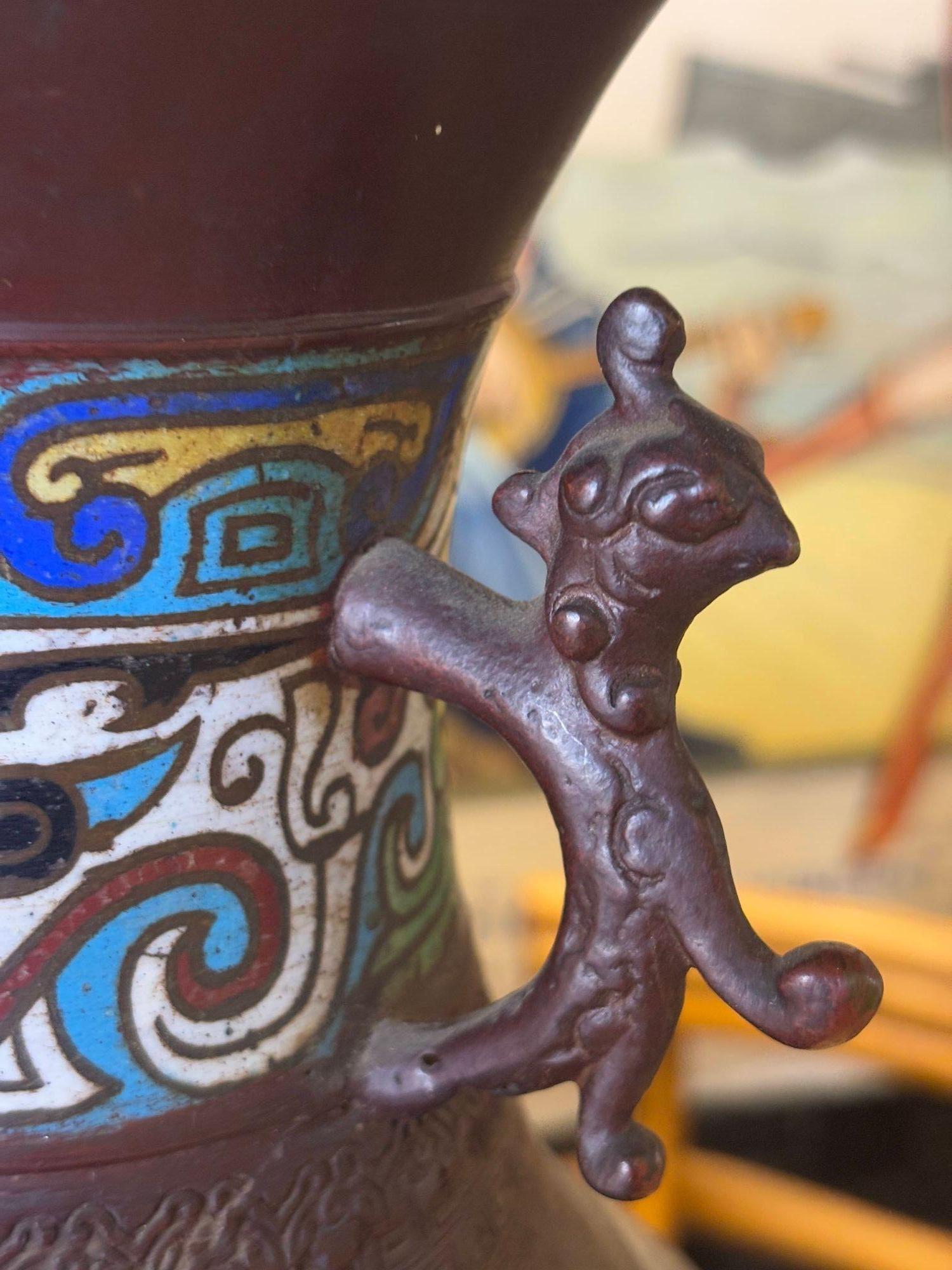 1910 Lampe japonaise cloisonnée de la période Meiji avec abat-jour en fer forgé et émail en vente 1