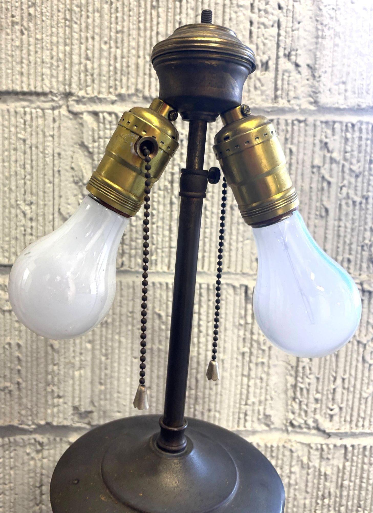 1910 Lampe japonaise cloisonnée de la période Meiji avec abat-jour en fer forgé et émail en vente 2