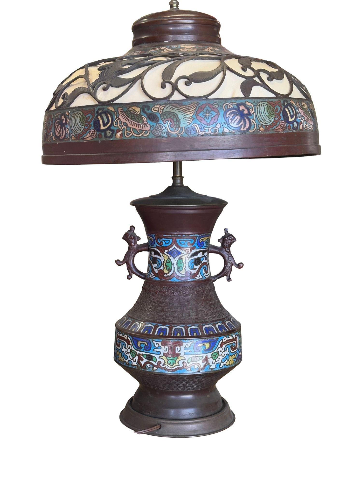 1910 Lampe japonaise cloisonnée de la période Meiji avec abat-jour en fer forgé et émail en vente 3