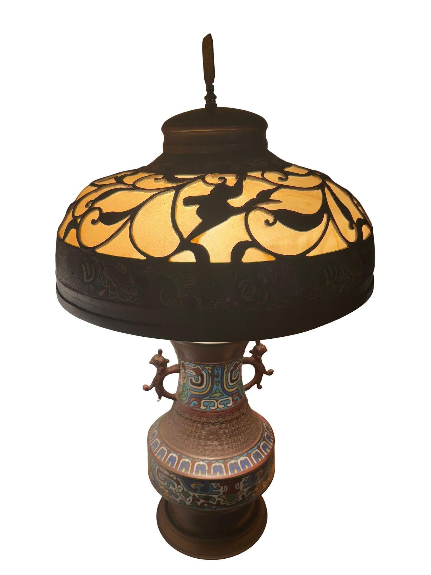 1910 Lampe japonaise cloisonnée de la période Meiji avec abat-jour en fer forgé et émail en vente 4
