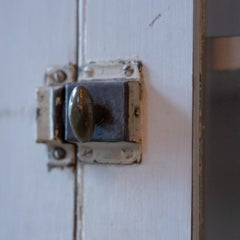 Schulhausschrank aus lackiertem Kiefernholz von 1910 mit verglasten Obertüren