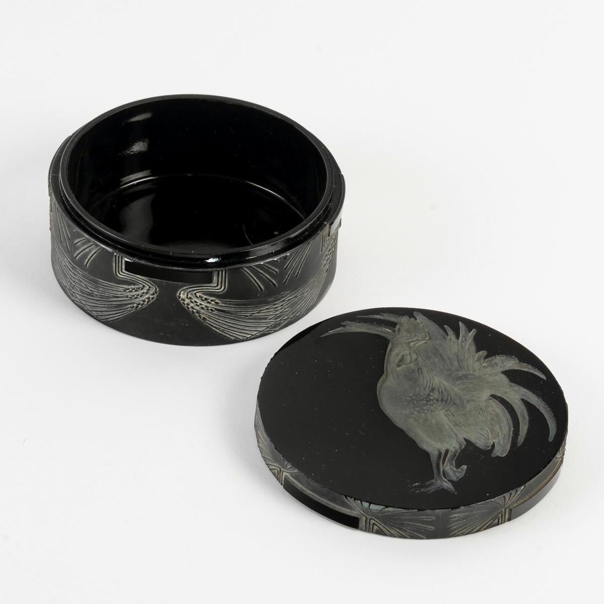 1910 René Lalique - Caja Coq Gallo Vidrio negro con pátina blanca Francés en venta