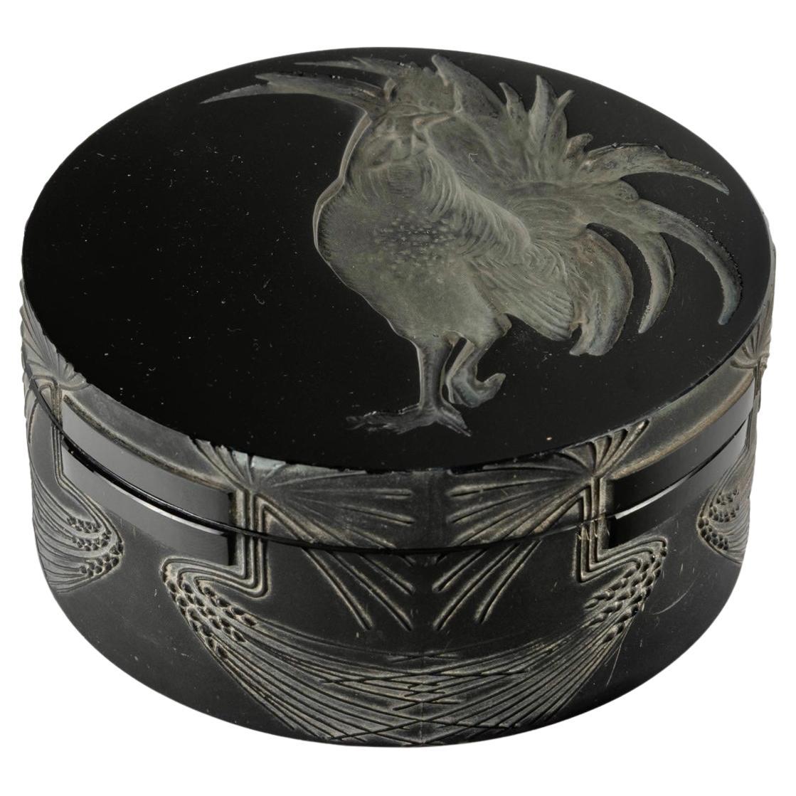 1910 René Lalique - Caja Coq Gallo Vidrio negro con pátina blanca