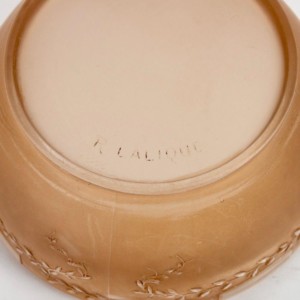 1910 René Lalique Caja Ermenonville Cristal con pátina sepia Moldeado en venta