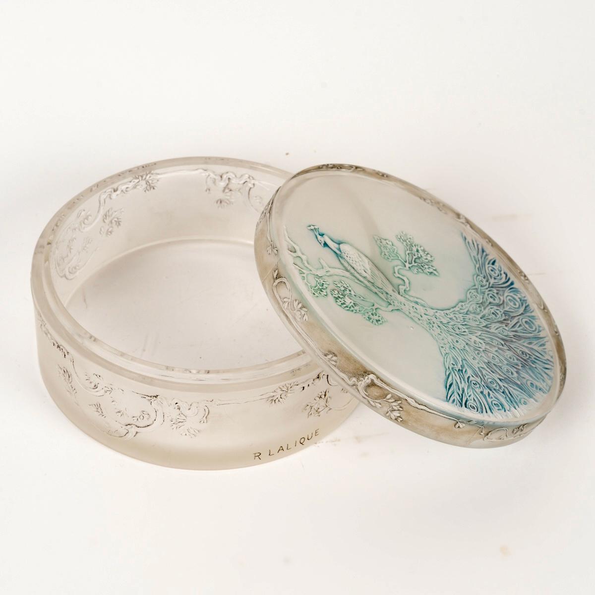 1910 René Lalique - Caja Paon Pavo real Vidrio con pátina azul Art Decó en venta