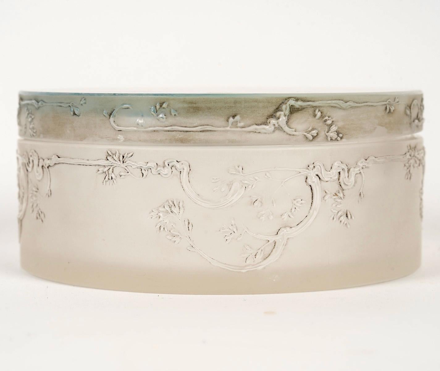 1910 René Lalique - Caja Paon Pavo real Vidrio con pátina azul Francés en venta