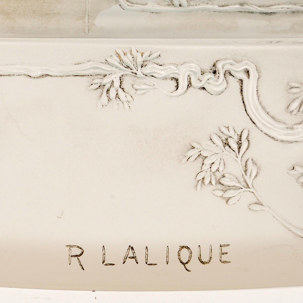 1910 René Lalique - Caja Paon Pavo real Vidrio con pátina azul en Bueno estado para la venta en Boulogne Billancourt, FR