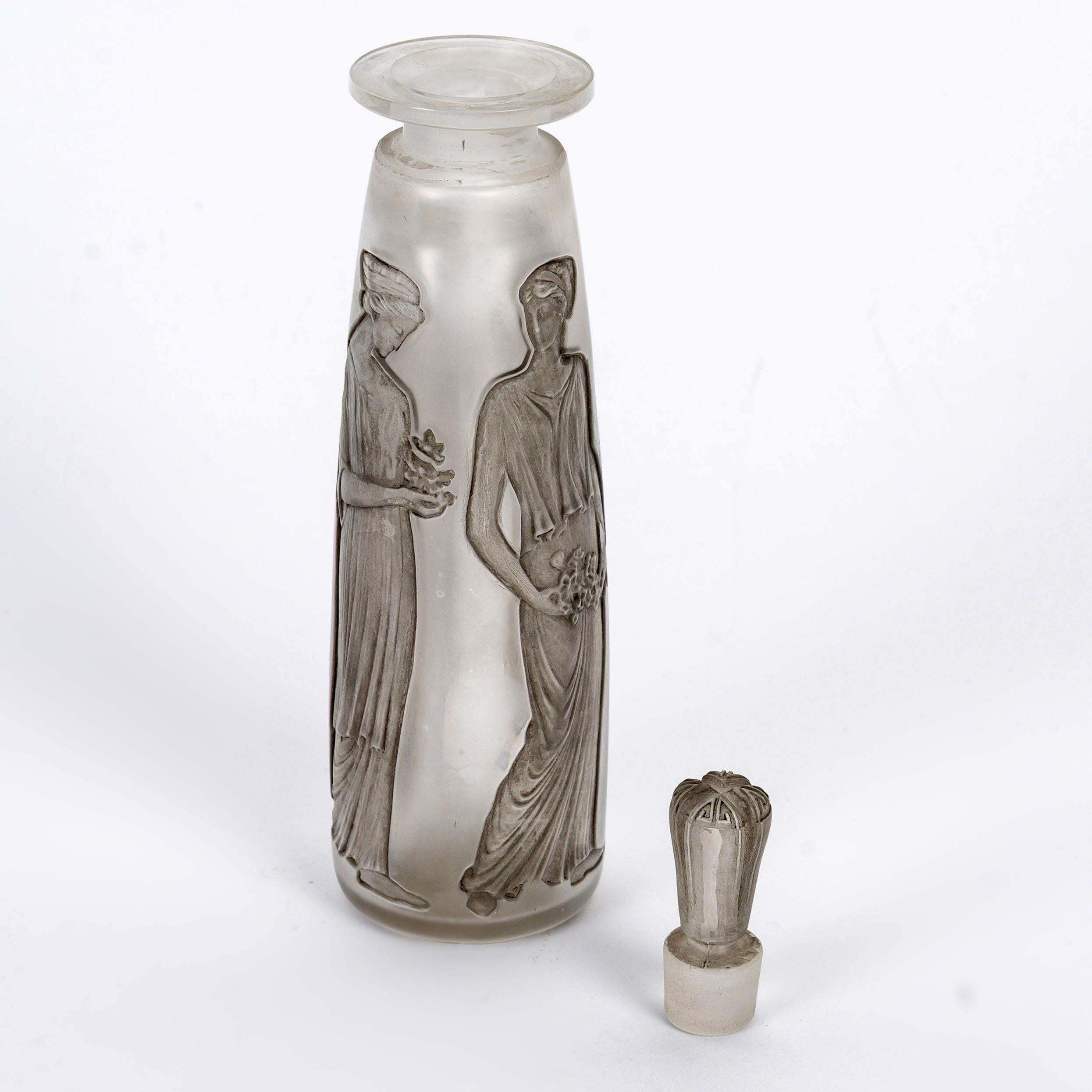 Francese 1910 René Lalique, Bottiglia di profumo Ambre in vetro antico con patina grigia per Coty in vendita