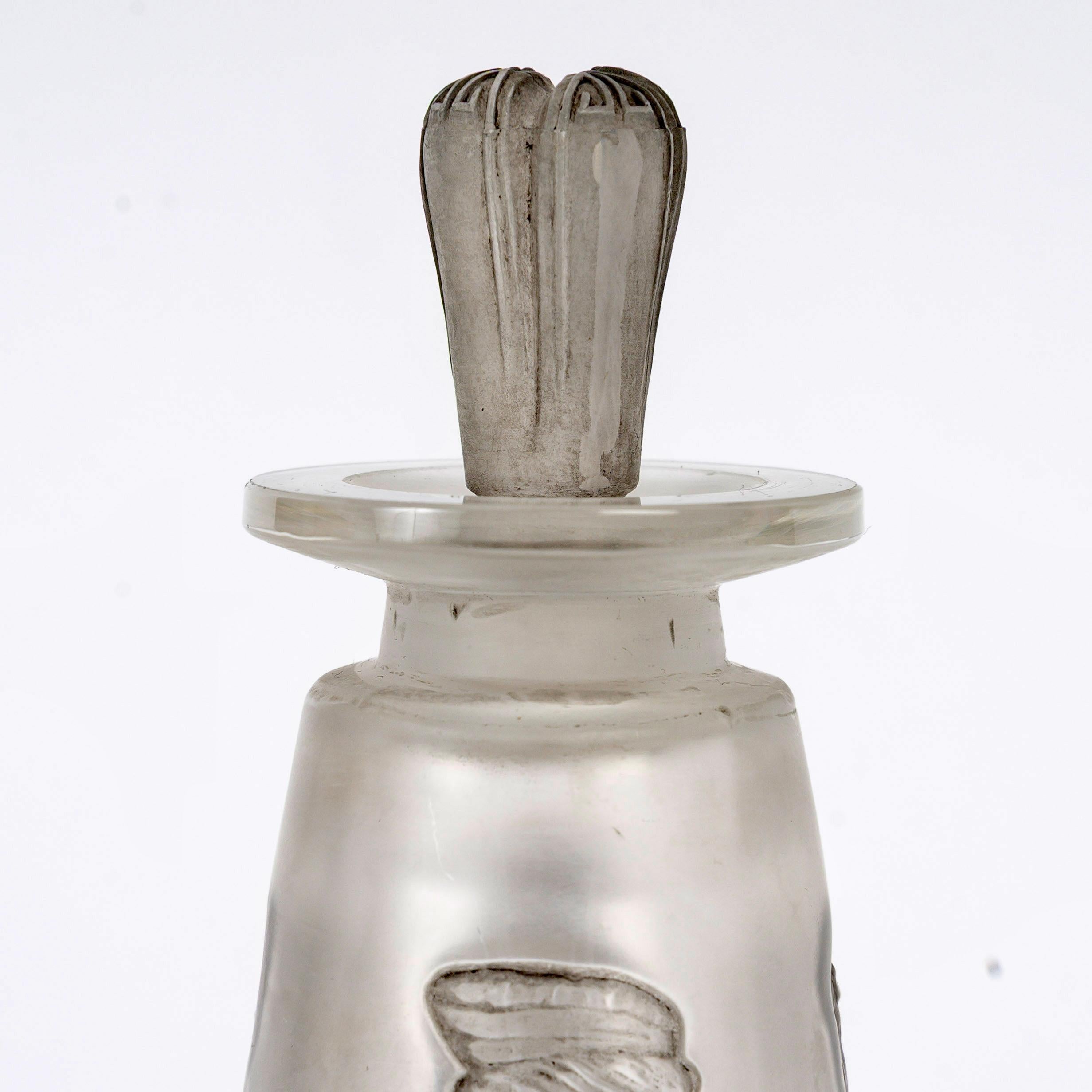 Stampato 1910 René Lalique, Bottiglia di profumo Ambre in vetro antico con patina grigia per Coty in vendita
