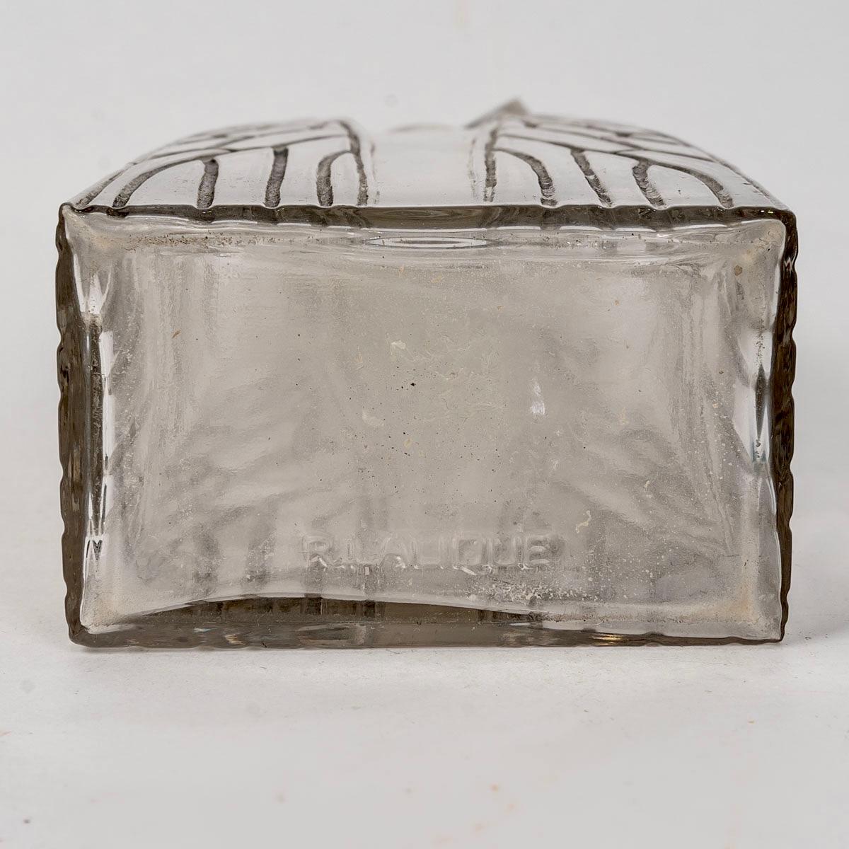 1910 Rene Lalique Perfume Bottle Cigalia for Roger & Gallet Glass Grey Patina In Good Condition For Sale In Boulogne Billancourt, FR