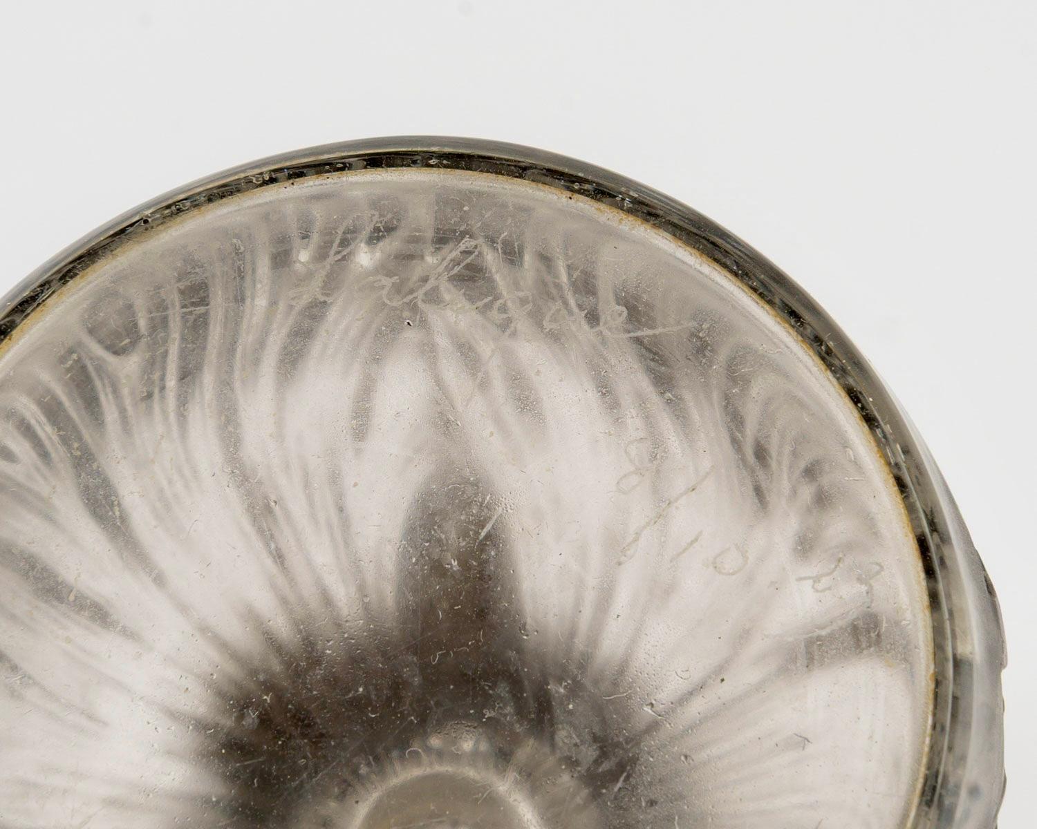 Stampato 1910 René Lalique Bottiglia di profumo in vetro Pavot Patina grigia in vendita