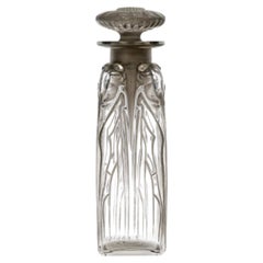 1910 René Lalique - Frasco de perfume «Quatre Cigales», cristal con pátina gris