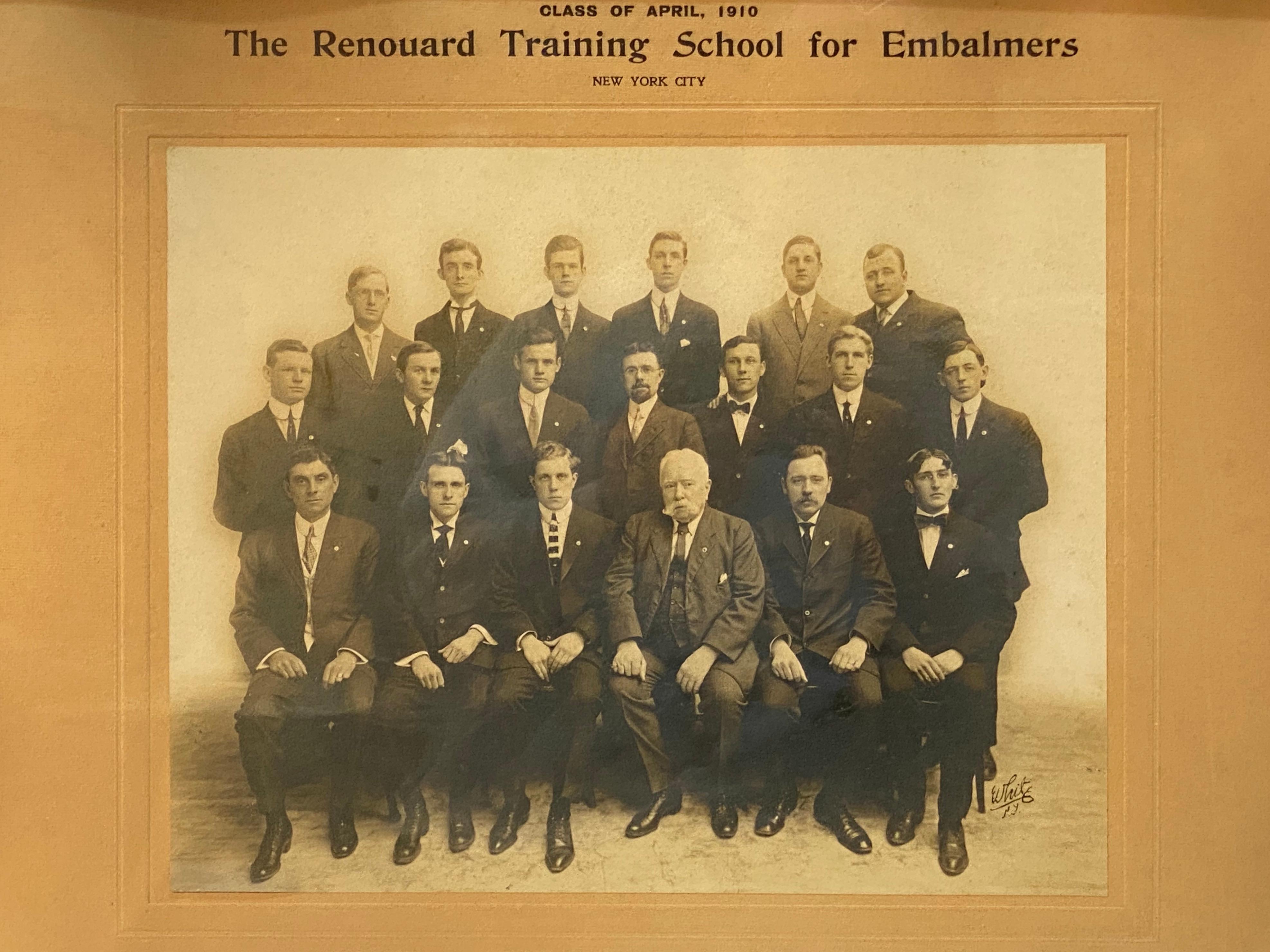 1910 Renouard Training School for Embalmers New York City, Abschlusskurs-Foto, Renouard im Zustand „Gut“ im Angebot in Garnerville, NY