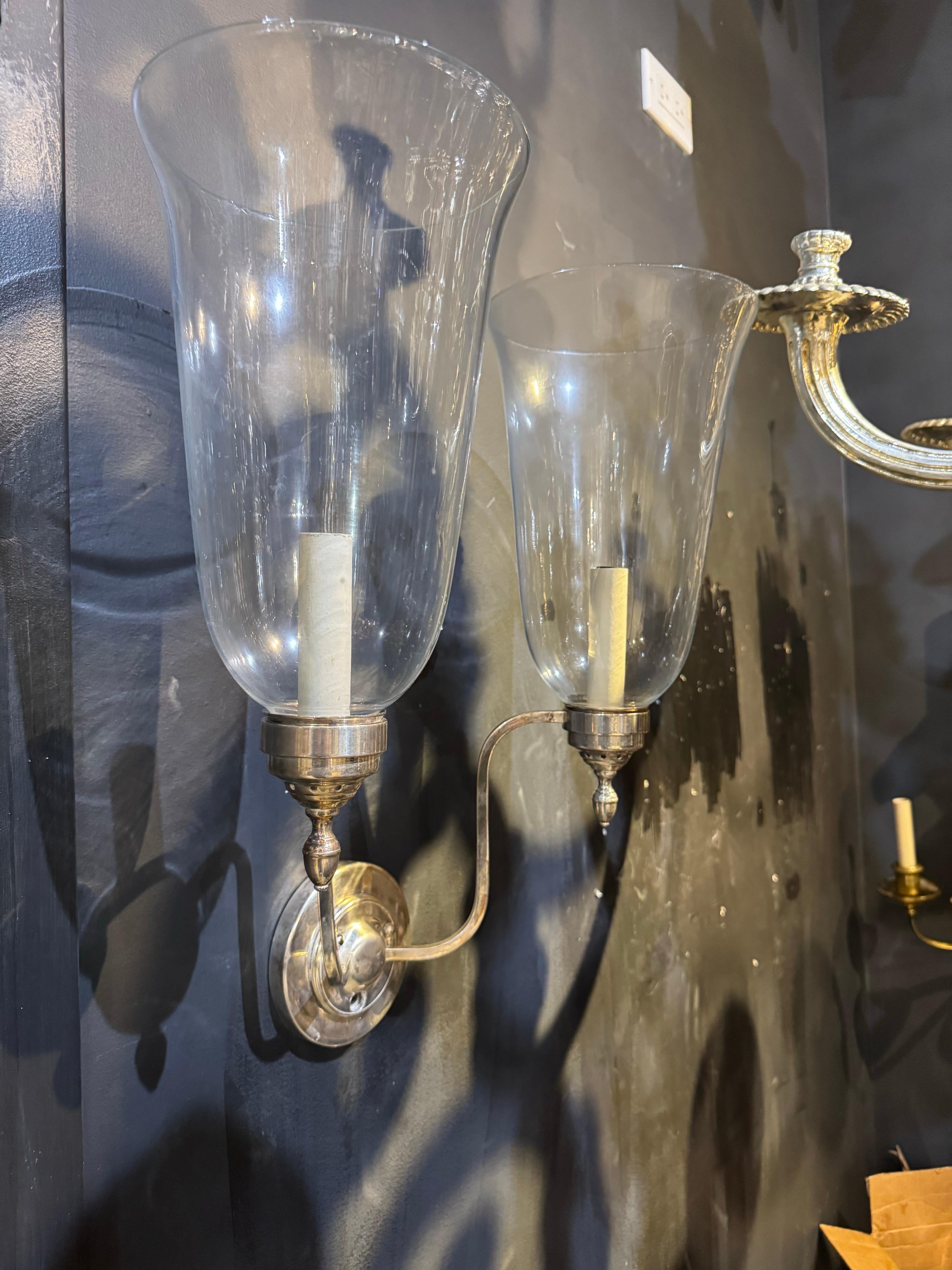 1910 Silver Plate Bronze und Hurricane Glas Sconces Zwei Lights (Neoklassisch) im Angebot