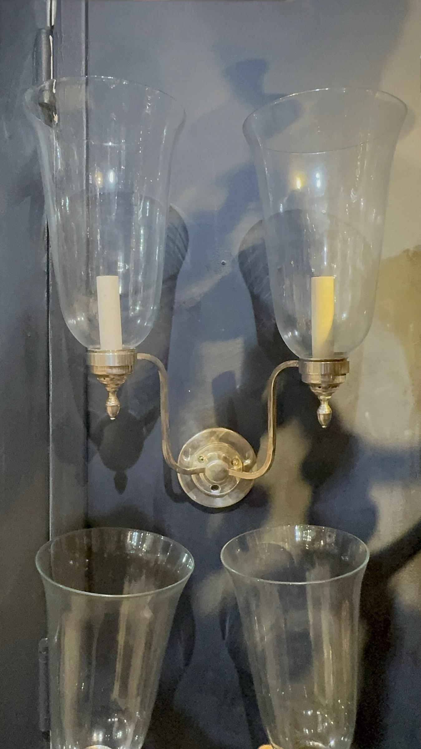 1910 Silver Plate Bronze und Hurricane Glas Sconces Zwei Lights (amerikanisch) im Angebot