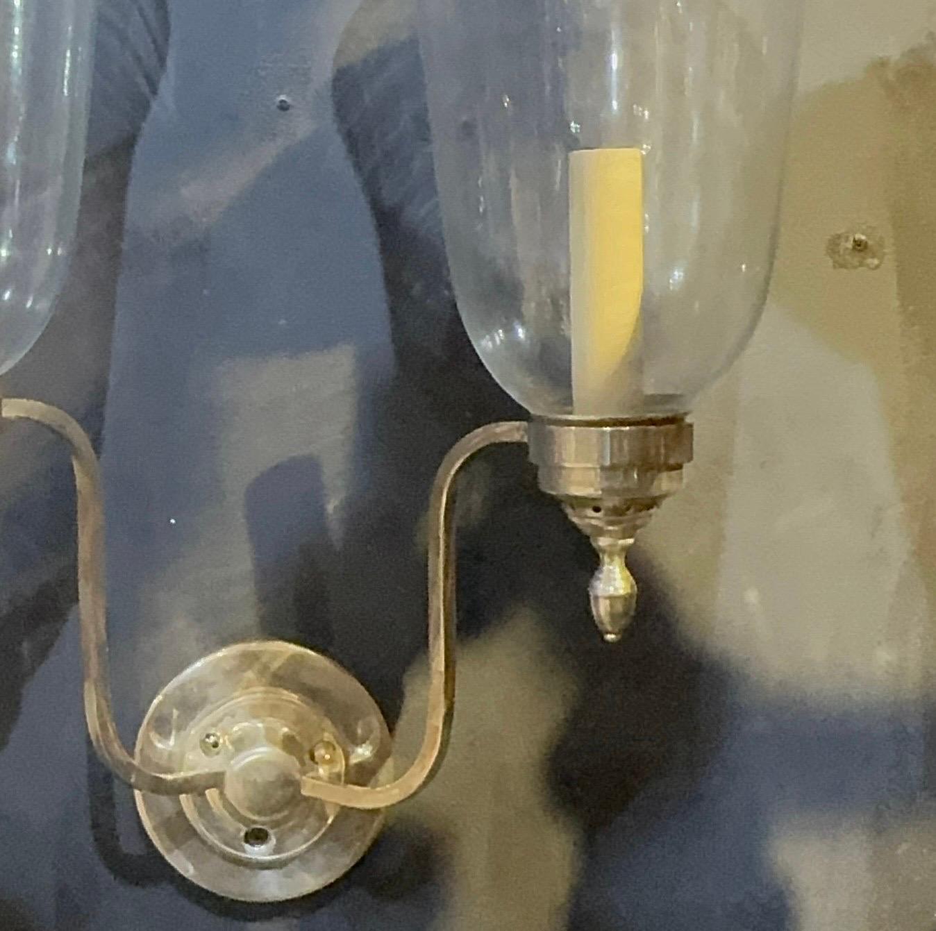 1910 Silver Plate Bronze und Hurricane Glas Sconces Zwei Lights im Zustand „Gut“ im Angebot in New York, NY