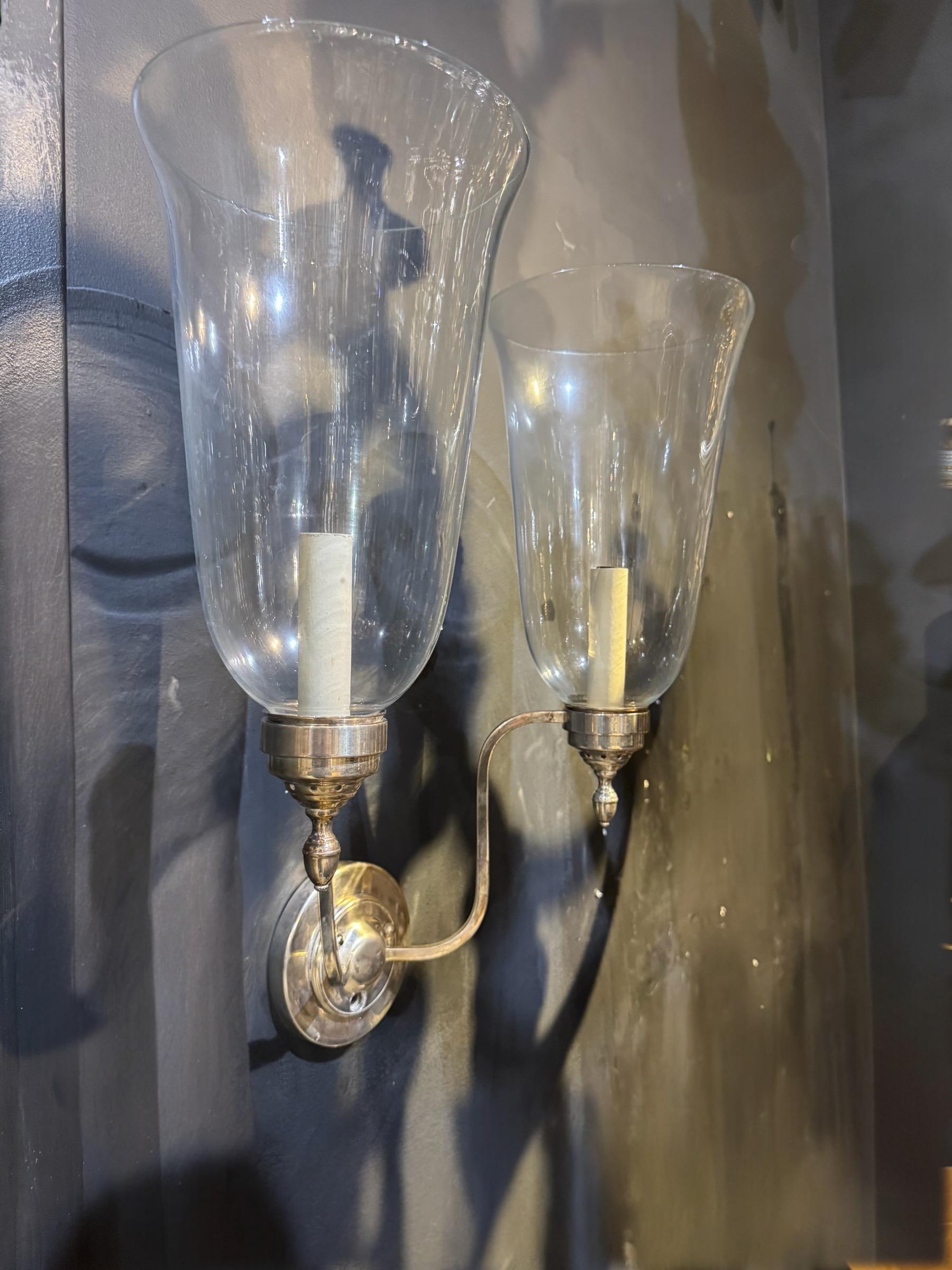 1910 Silver Plate Bronze und Hurricane Glas Sconces Zwei Lights (Frühes 20. Jahrhundert) im Angebot
