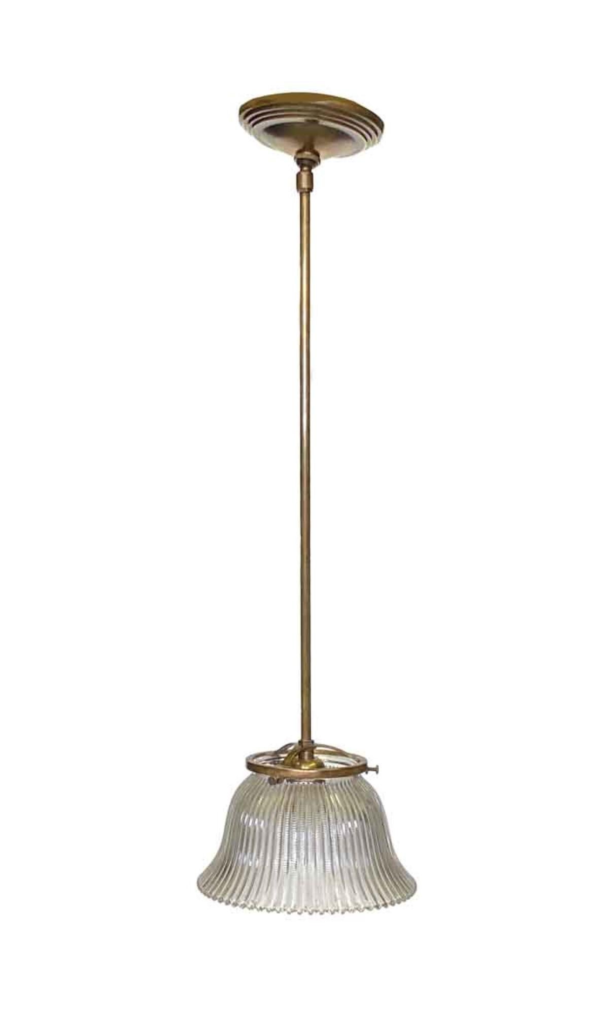 Holophane-Glasschirm aus dem Jahr 1910, der in Gaslaternen verwendet wird und zu einer hängenden Deckenleuchte umfunktioniert worden ist. Kann mit einer Messinghalterung wie abgebildet oder mit einer Halterung aus gebürstetem Stahl ausgestattet