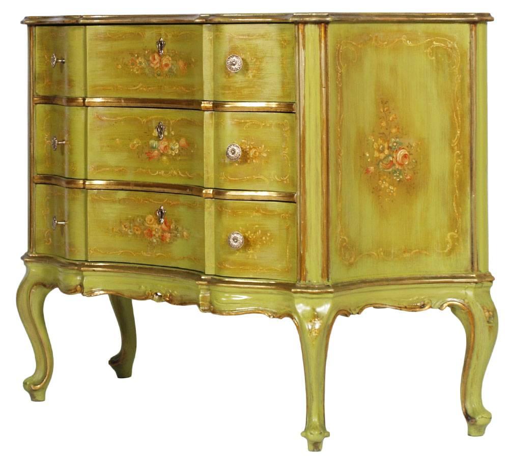 Original precious early 20th century Venetian Baroque serpentine commode, chest of drawers manually decorated with floral motifs.  Edges in gold leaf.
Good conditions.
The beauty and gracefulness of this dresser is a classic recognized throughout