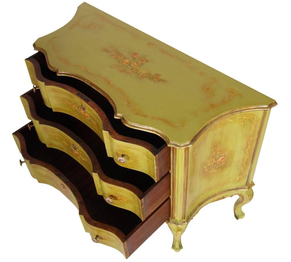 italien Commode baroque vénitienne des années 1920, commode, coffre à tiroirs, peinte à la main, bords en feuilles d'or en vente