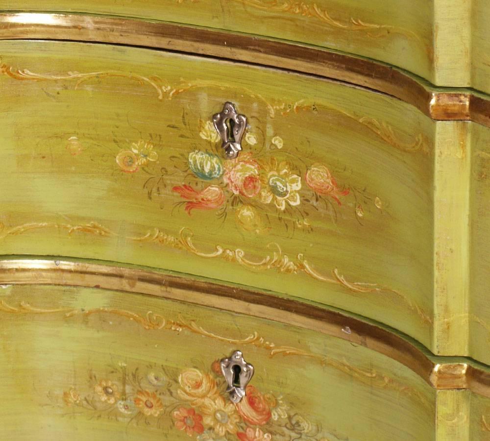 Sculpté Commode baroque vénitienne des années 1920, commode, coffre à tiroirs, peinte à la main, bords en feuilles d'or en vente