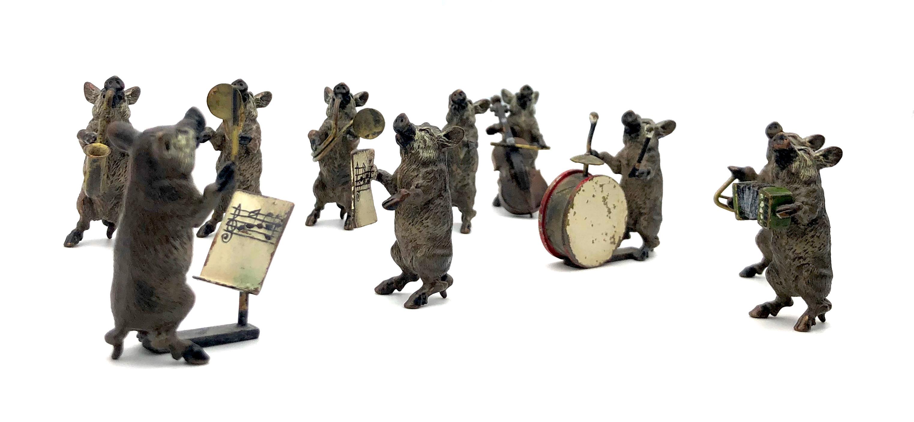 Merveilleux et rare Orchestre de bronze de Vienne composé de 10 cochons:: d'un chef d'orchestre:: d'un chanteur et de huit musiciens jouant d'un instrument de musique différent .  Il y a un saxophoniste:: un corniste:: un joueur de triangle:: un