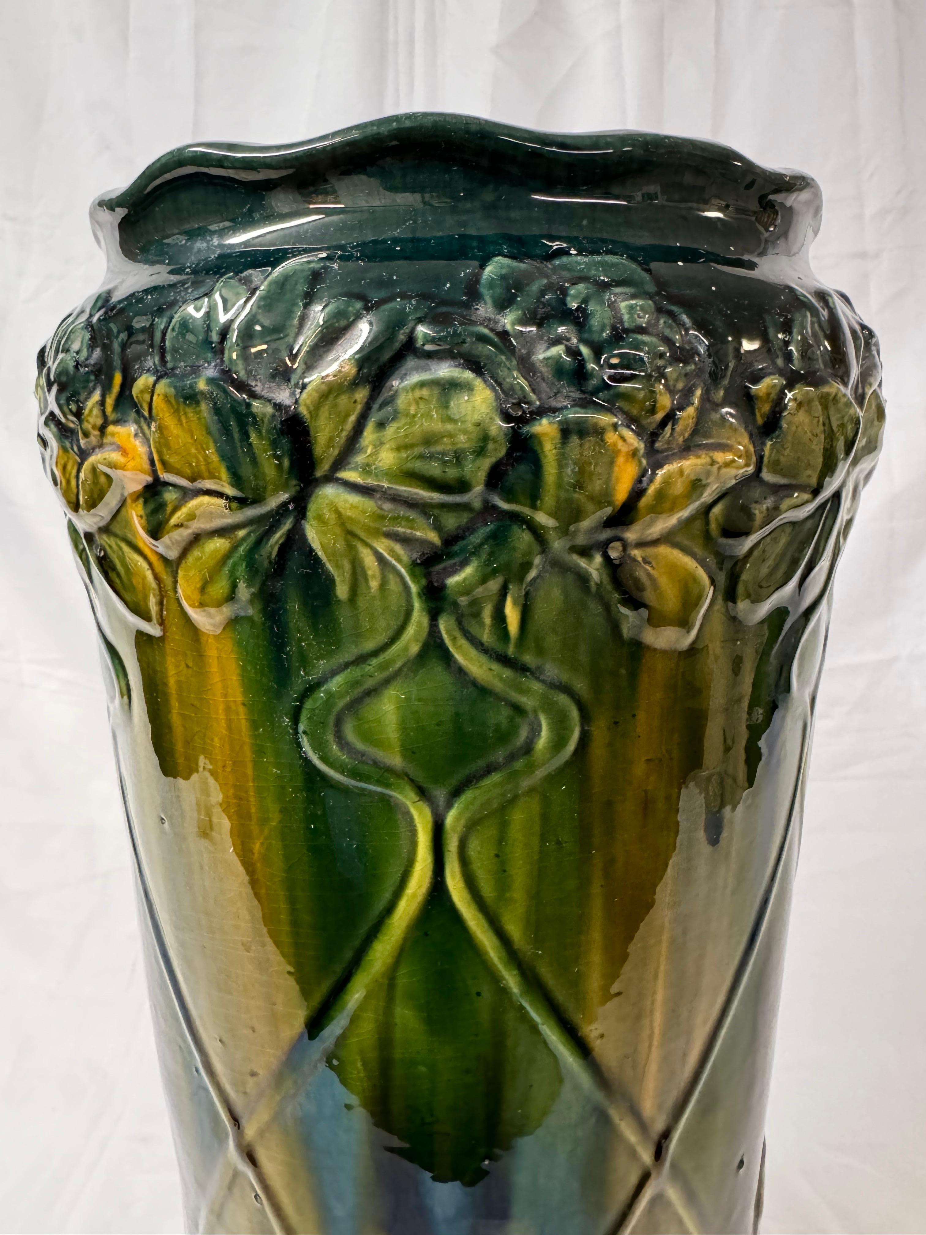 1910 Vintage Art Pottery Floral Ceramic Umbrella Holder (Frühes 20. Jahrhundert) im Angebot