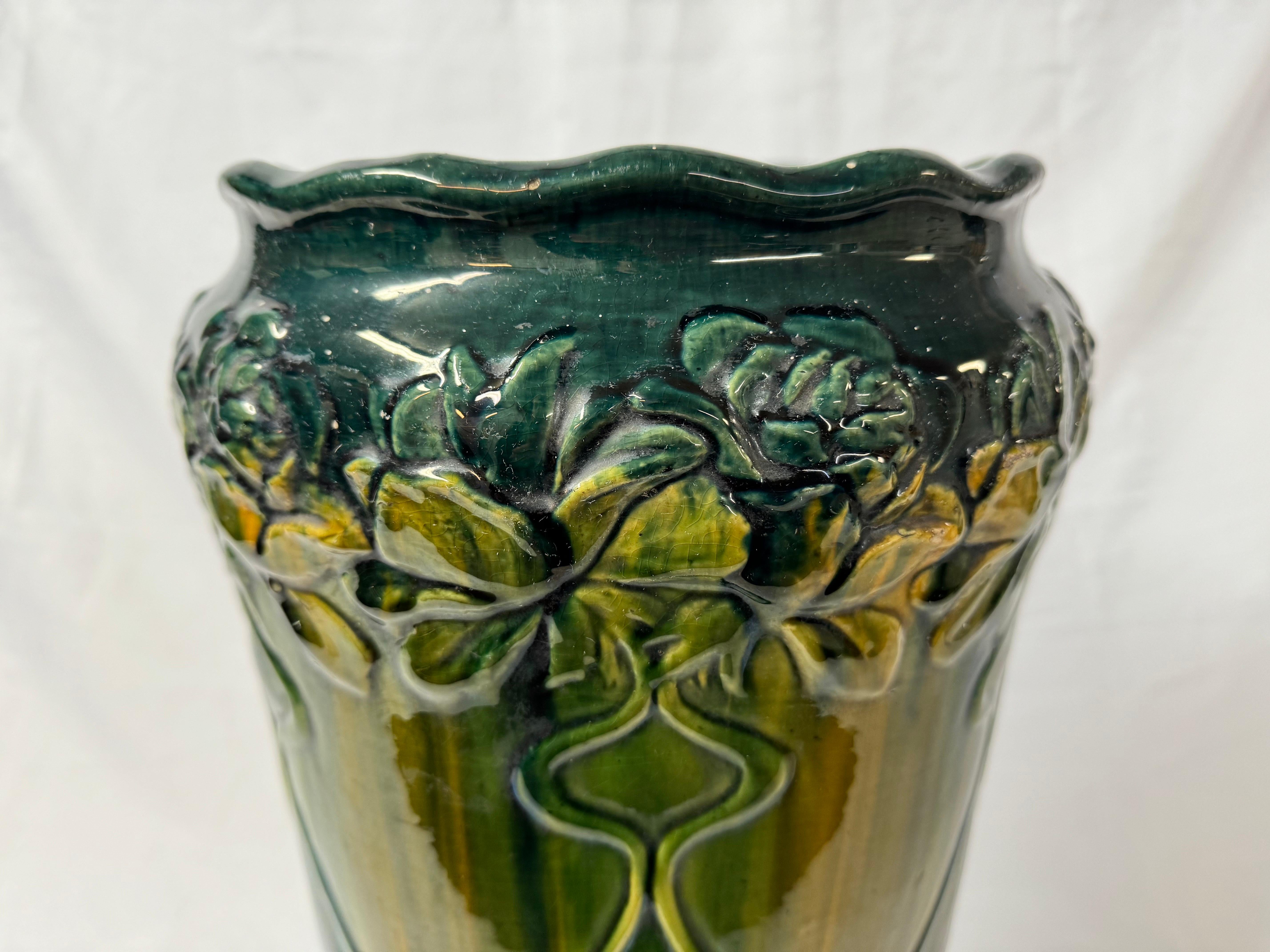 1910 Vintage Art Pottery Floral Ceramic Umbrella Holder (Keramik) im Angebot