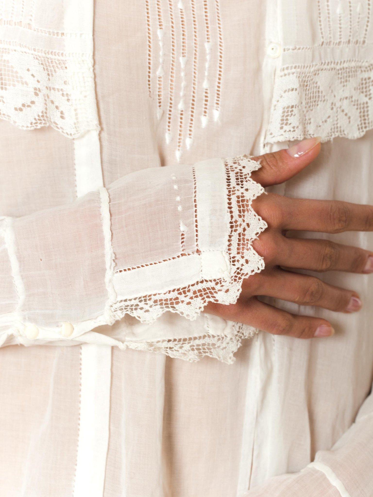 Donna 1910 Camicetta bianca in voile di cotone trasparente con colletto squadrato e rifiniture in filet rosa