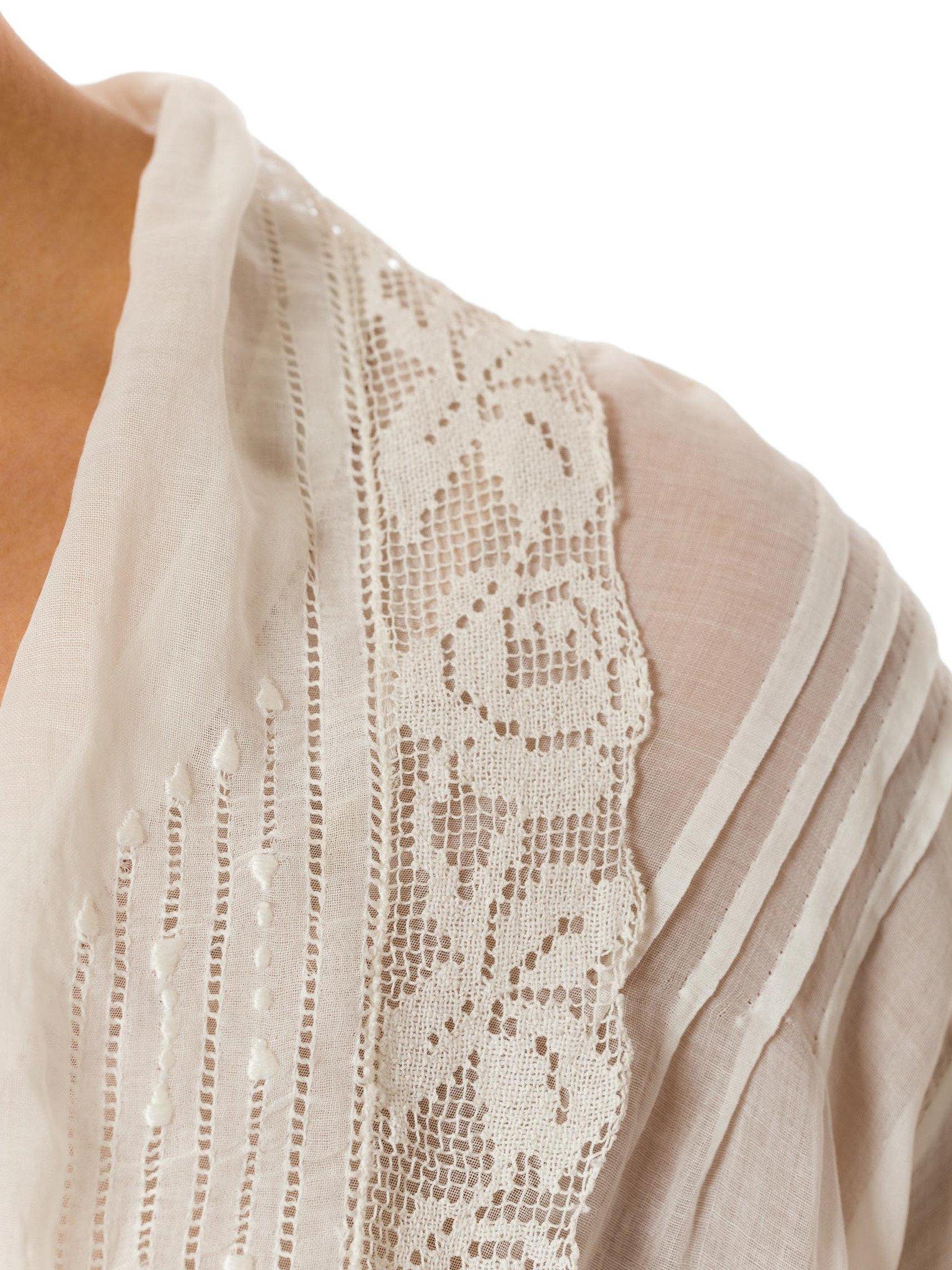 1910 Camicetta bianca in voile di cotone trasparente con colletto squadrato e rifiniture in filet rosa 1