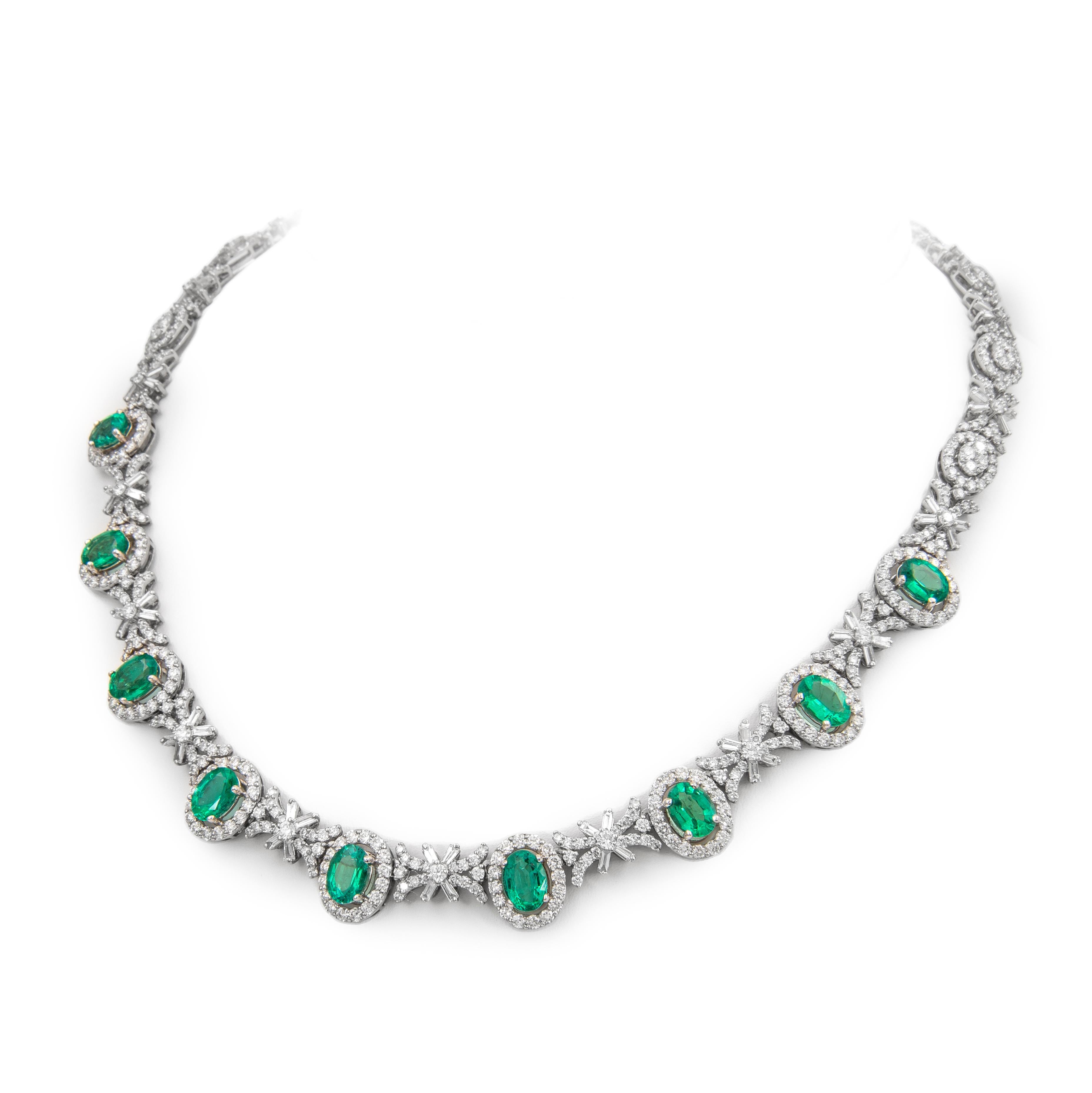 Contemporary 19.10ct Emerald & Diamond Necklace 18k White Gold For Sale
