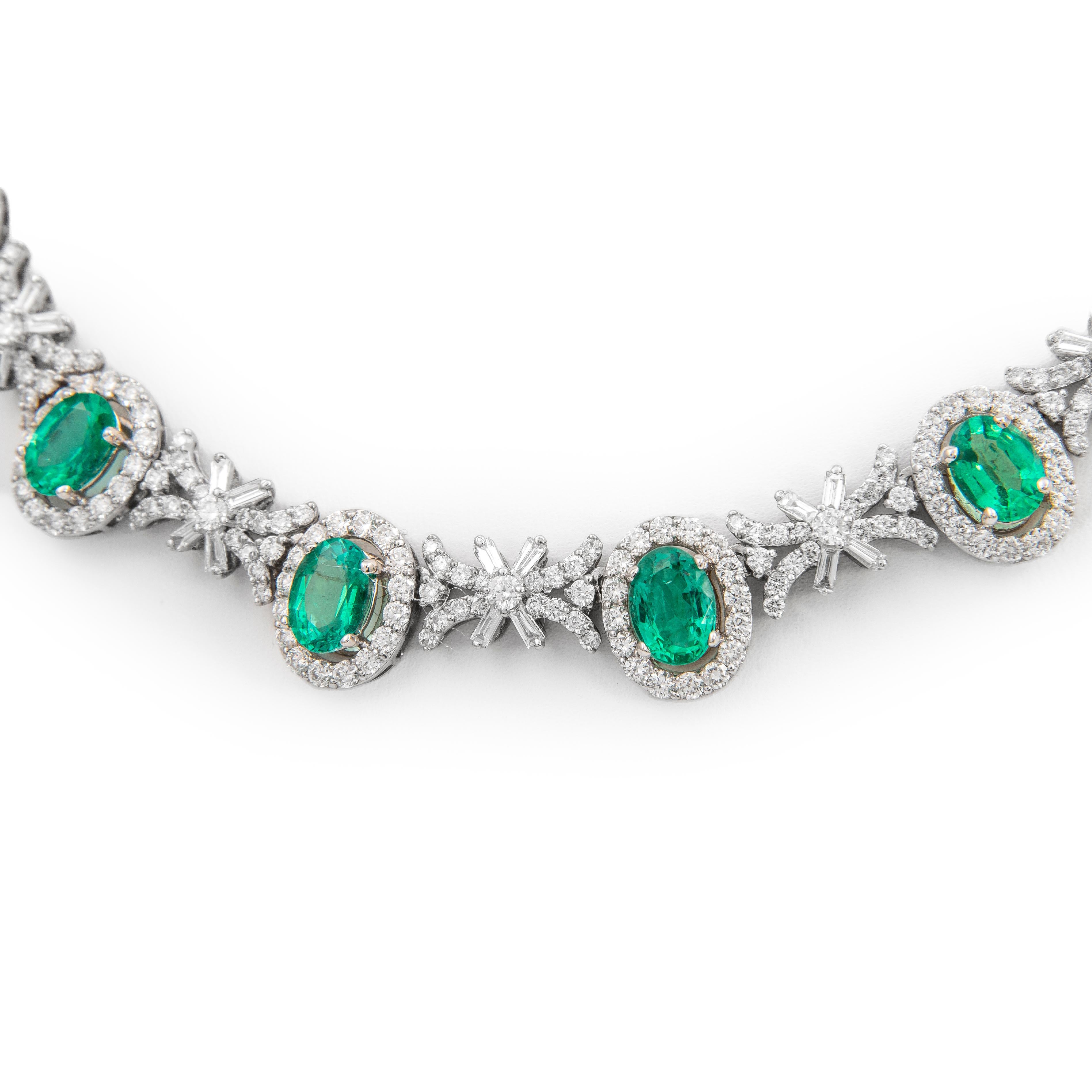 Oval Cut 19.10ct Emerald & Diamond Necklace 18k White Gold For Sale