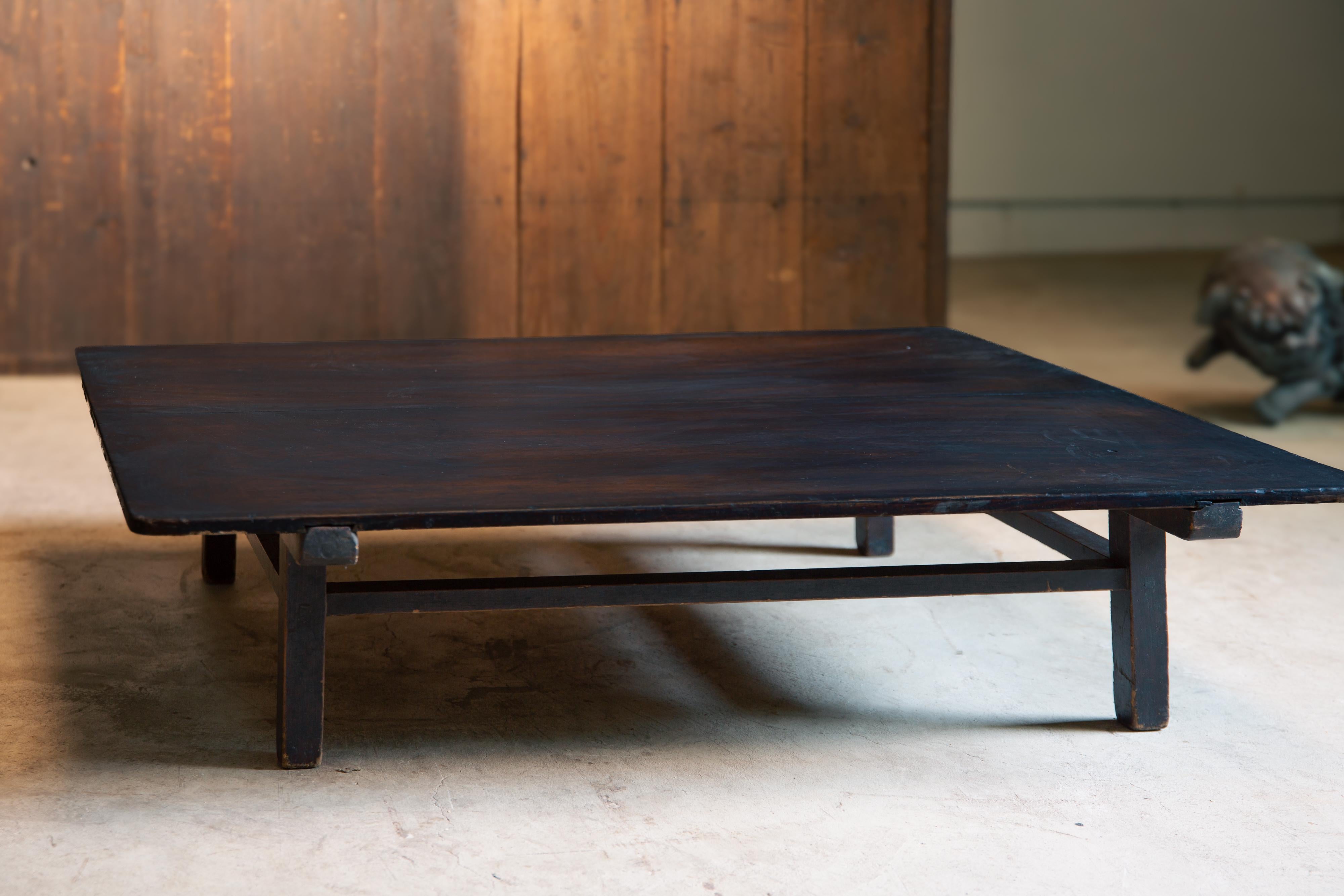 De la région de Tohoku, au Japon.

Cette table basse Zataku antique a été fabriquée entre les années 1910 et les années 40 (de l'ère Taisho au début de l'ère Showa), d'après le style et l'état de conservation.
Il est encore assez durable pour une