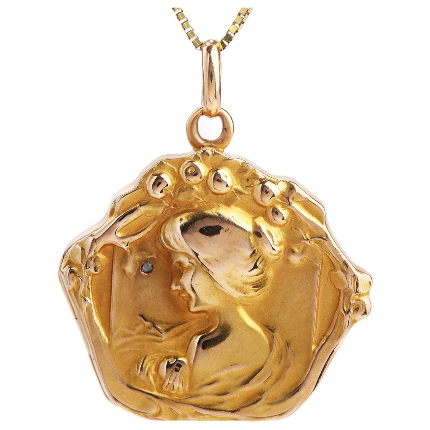 1910s Antique Art Nouveau 18 Karat Gold Mother Locket Pendant