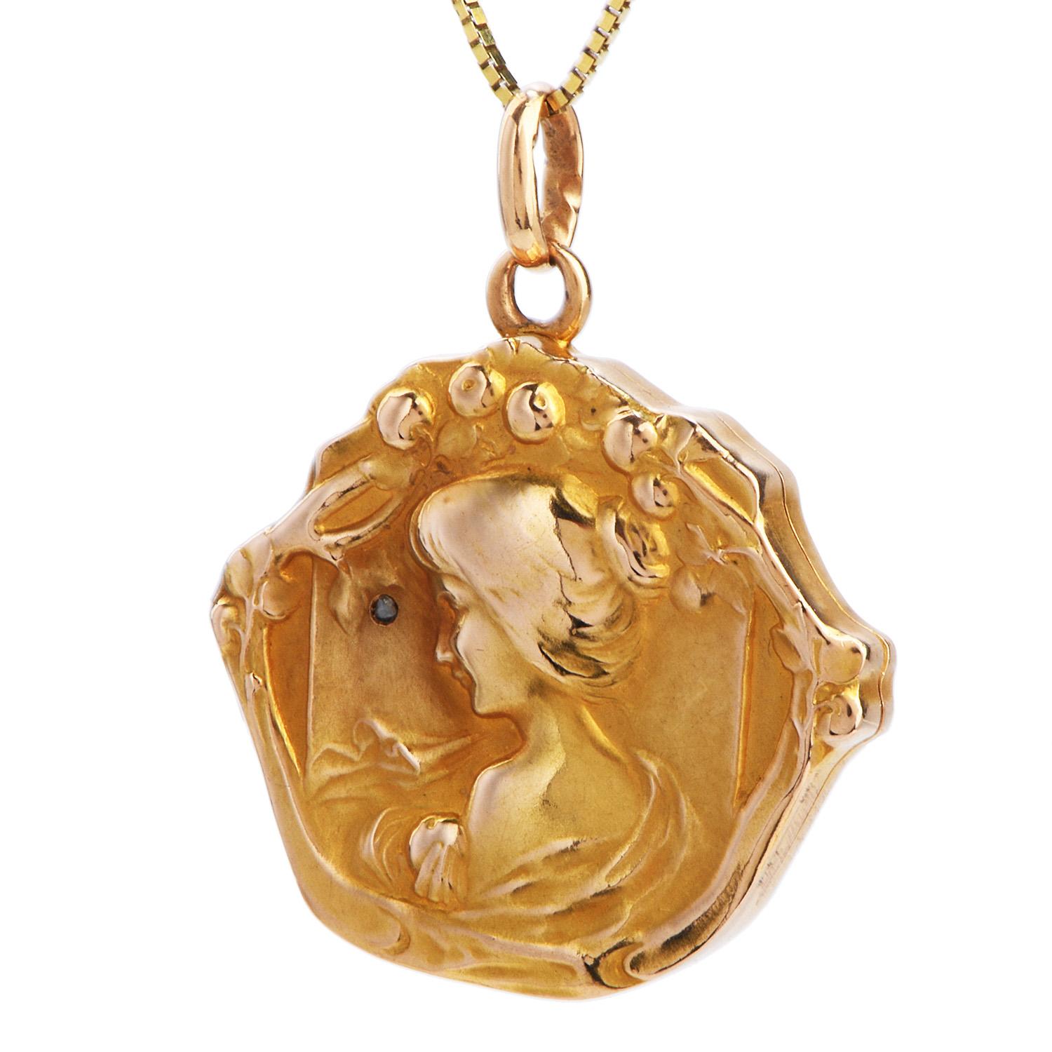 This antique art nouveau locket pendant* of highly ornate aesthetic is crafted in a combination of 18 karat yellow gold, weighing 7.2 grams and measuring 30mm long (Including bale) and 25mm  wide. The oval-shaped locket exposes a central décor of a