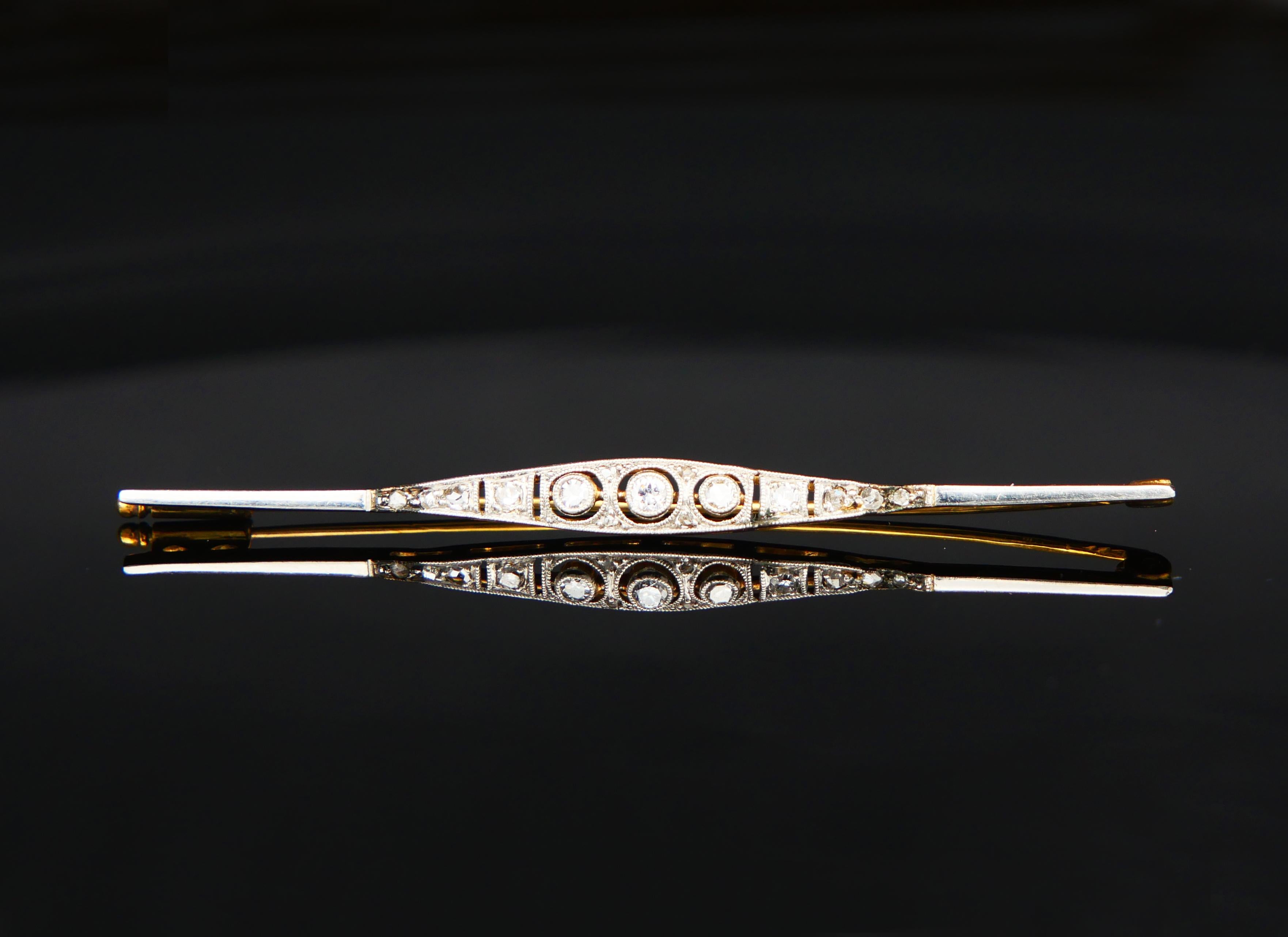 
Eine alte 18K-Brosche aus dem frühen 20. Jahrhundert mit einer durchbrochenen Krone, die mit elf in Platin gefassten Diamanten im alten europäischen Schliff verziert ist, Rückseiten offen. Größter Diamant Ø 2,5 mm / ca. 0,08ct mit den nächsten