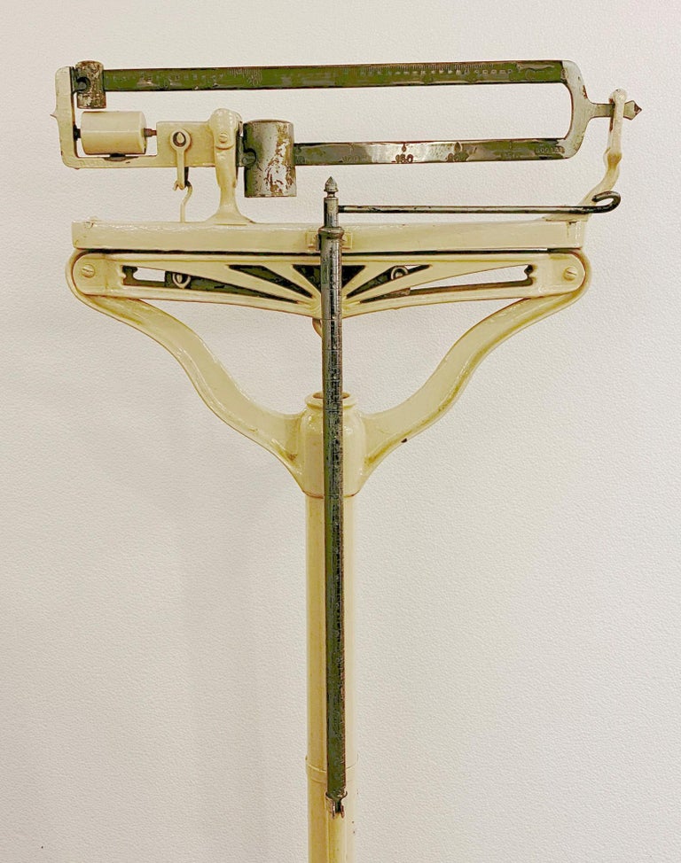 https://a.1stdibscdn.com/1910s-antique-doctors-medical-scale-mechanical-stand-up-with-weights-for-sale-picture-2/f_9736/1610743309372/p264263_02_master.jpg?width=768