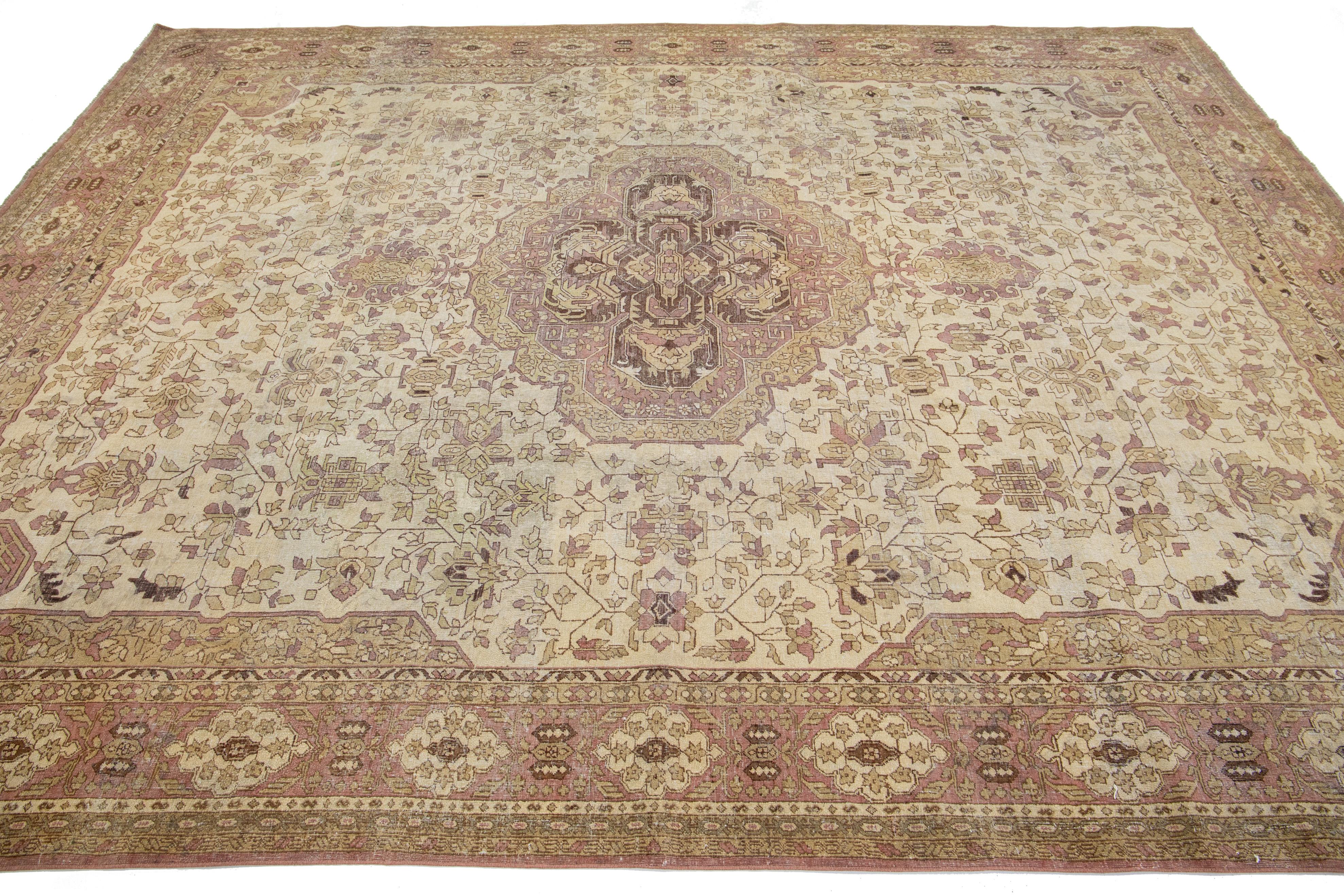 1910s Antike indische Wolle Agra Teppich in Beige mit Allover-Design  (Handgeknüpft) im Angebot