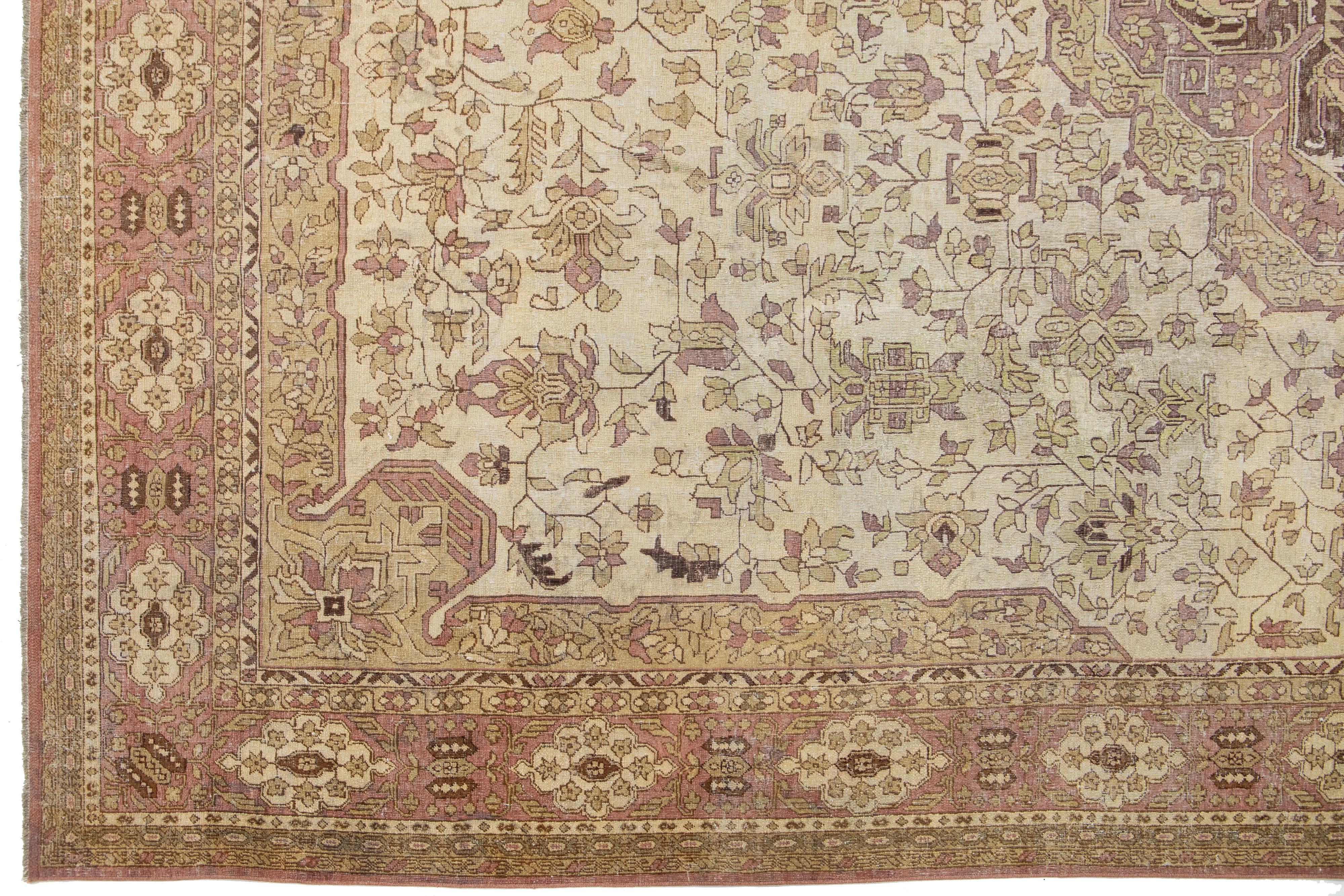1910s Antike indische Wolle Agra Teppich in Beige mit Allover-Design  im Zustand „Gut“ im Angebot in Norwalk, CT