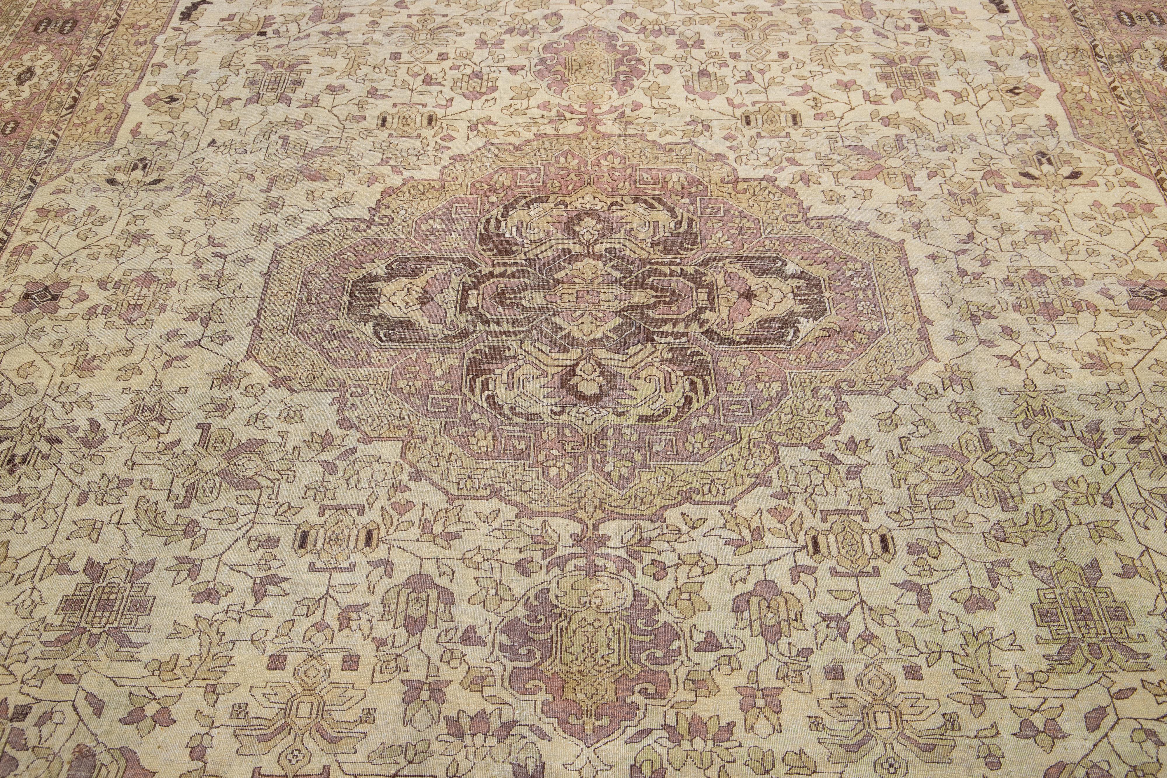 1910s Antike indische Wolle Agra Teppich in Beige mit Allover-Design  (20. Jahrhundert) im Angebot