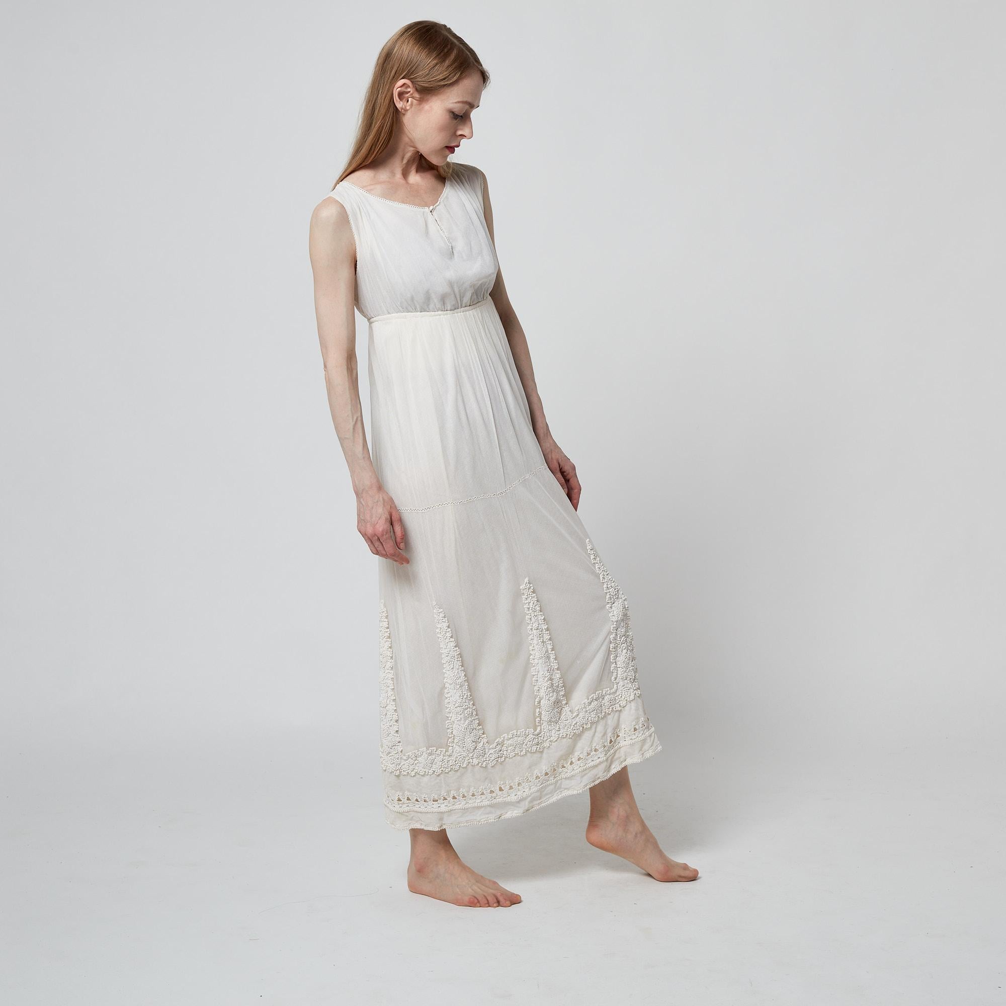 Robe de mariée en tulle ivoire antique avec tunique nouée, années 1910 en vente 3