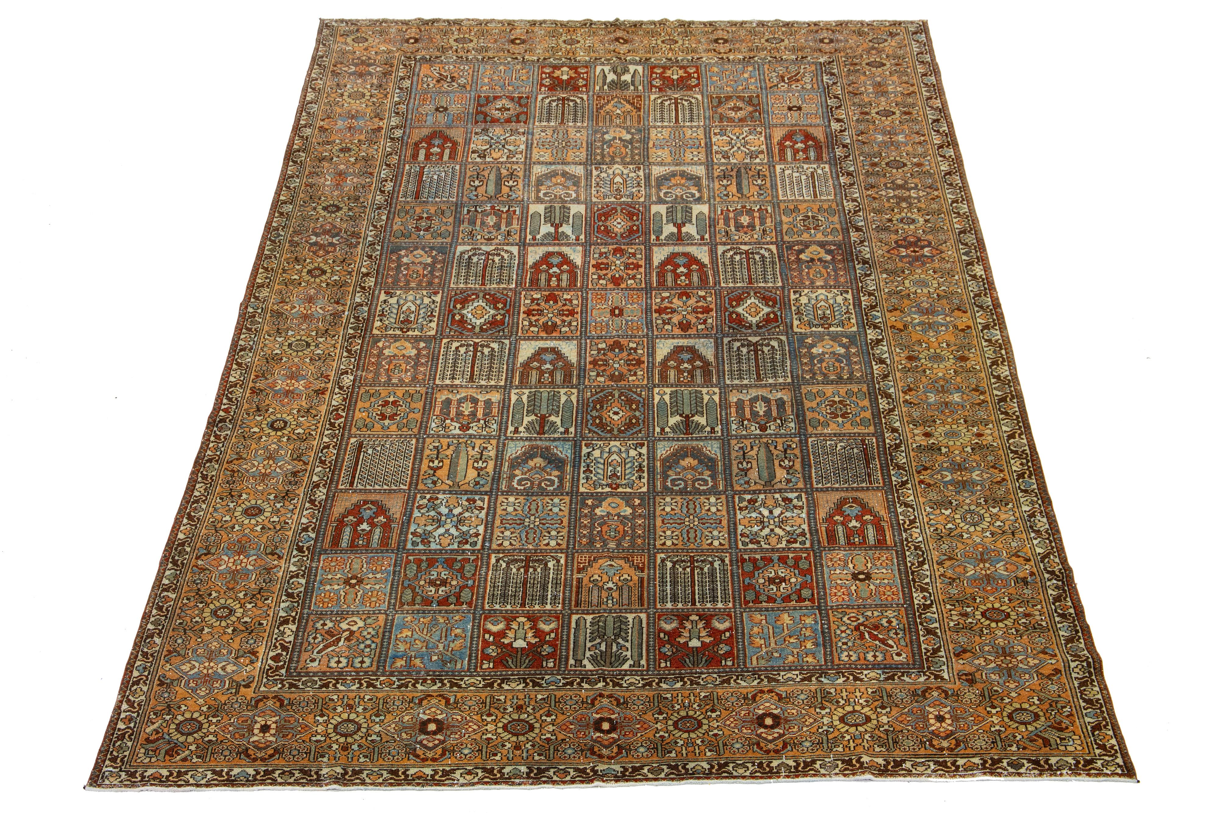 Schöner antiker Bachtiari-Teppich aus handgeknüpfter Wolle mit einem blauen, rostroten und pfirsichfarbenen Farbfeld. Dieses persische Stück hat ein klassisches geometrisches Blumenmuster.

Dieser Teppich misst 10'8