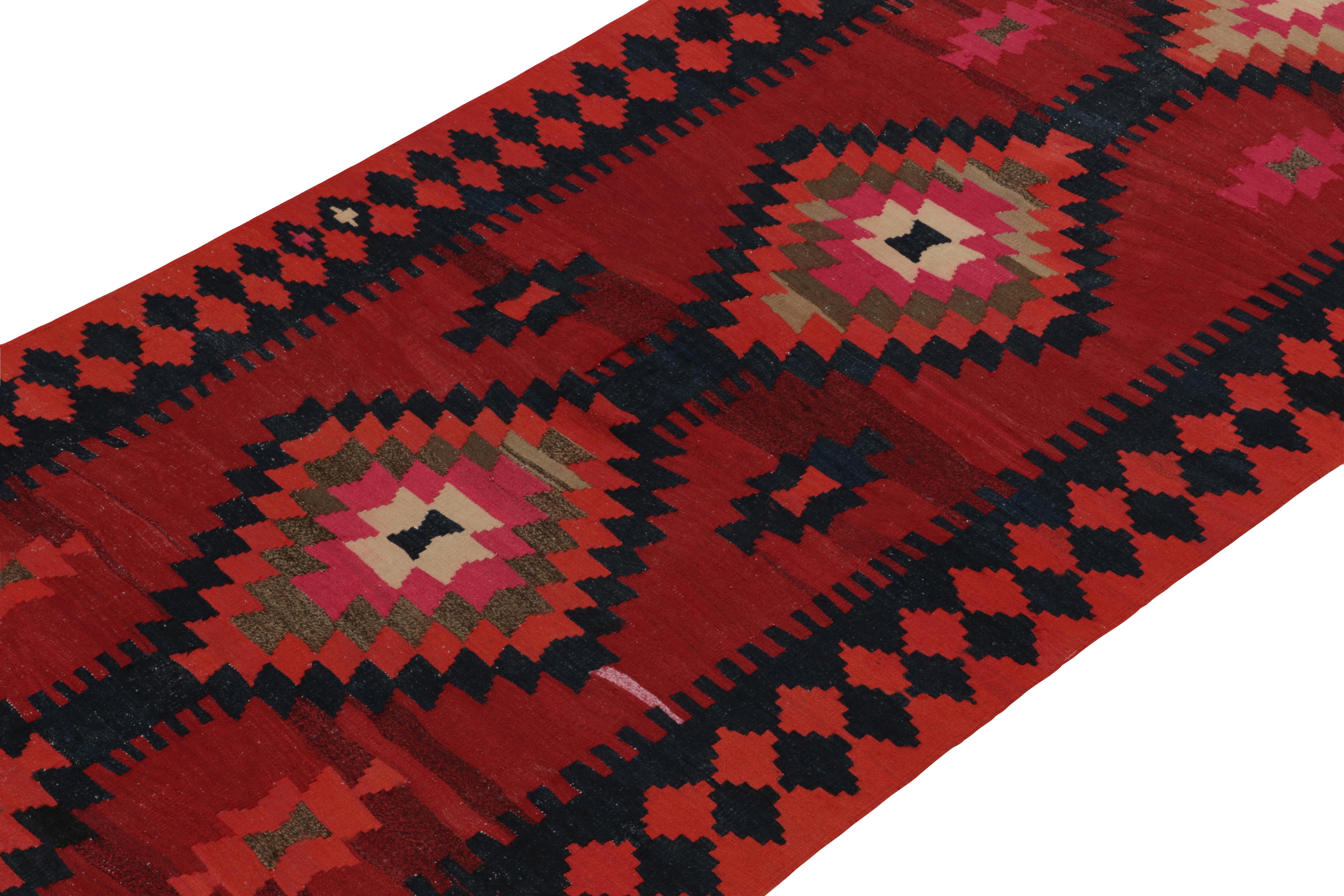 1910er Jahre Antiker persischer Kelim Rot & Rosa Stammesgeometrisches Muster von Teppich & Kelim (Persisch) im Angebot